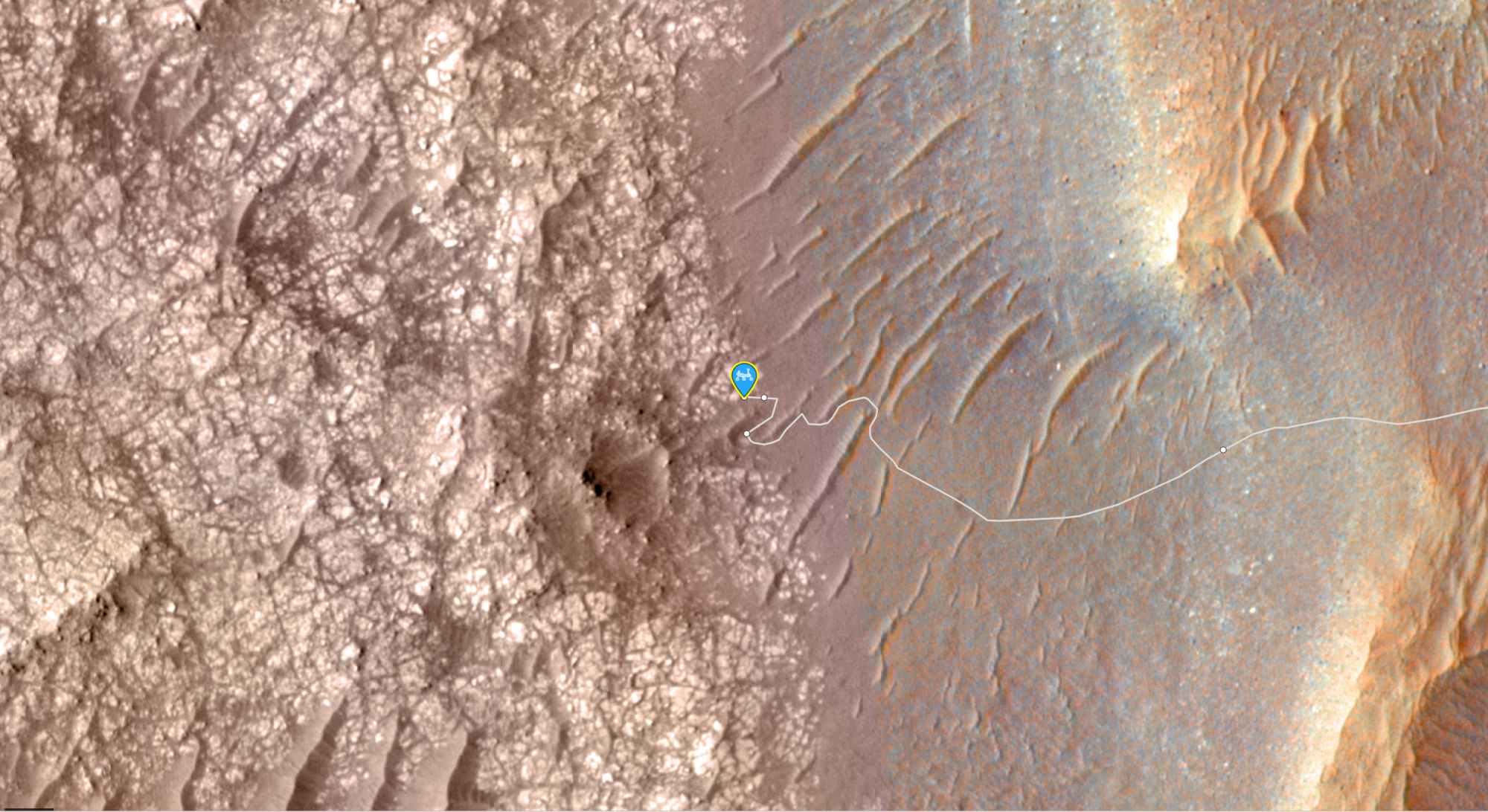 A karbonátos kőzetréteg (balra) a Mars Reconnaissance Orbiter HiRISE kamerájának felvételén, amin elhelyezésre került a marsjáró útvonala a NASA vizualizációján