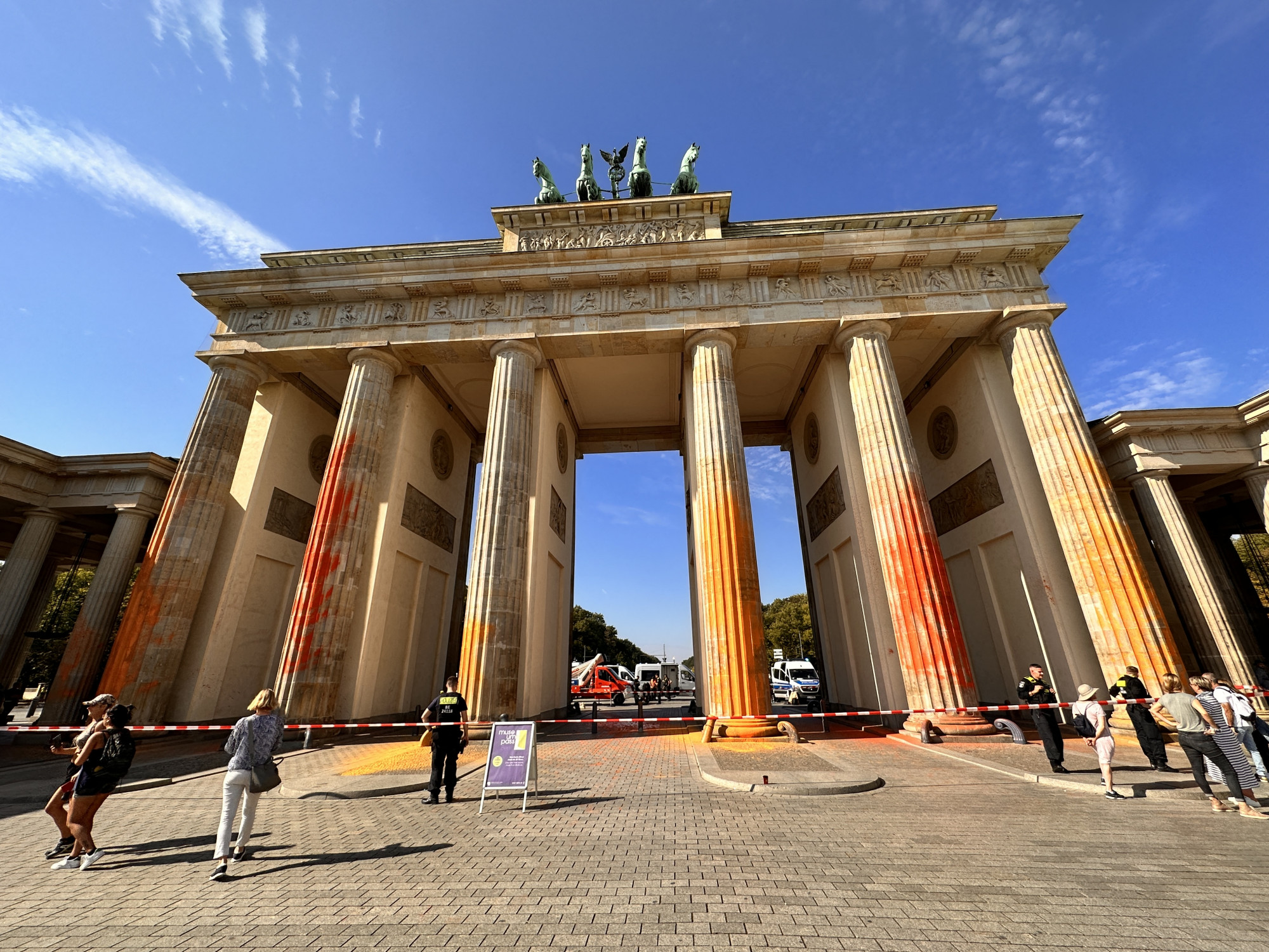 Festékkel fújták le a Brandenburgi kaput klímaaktivisták