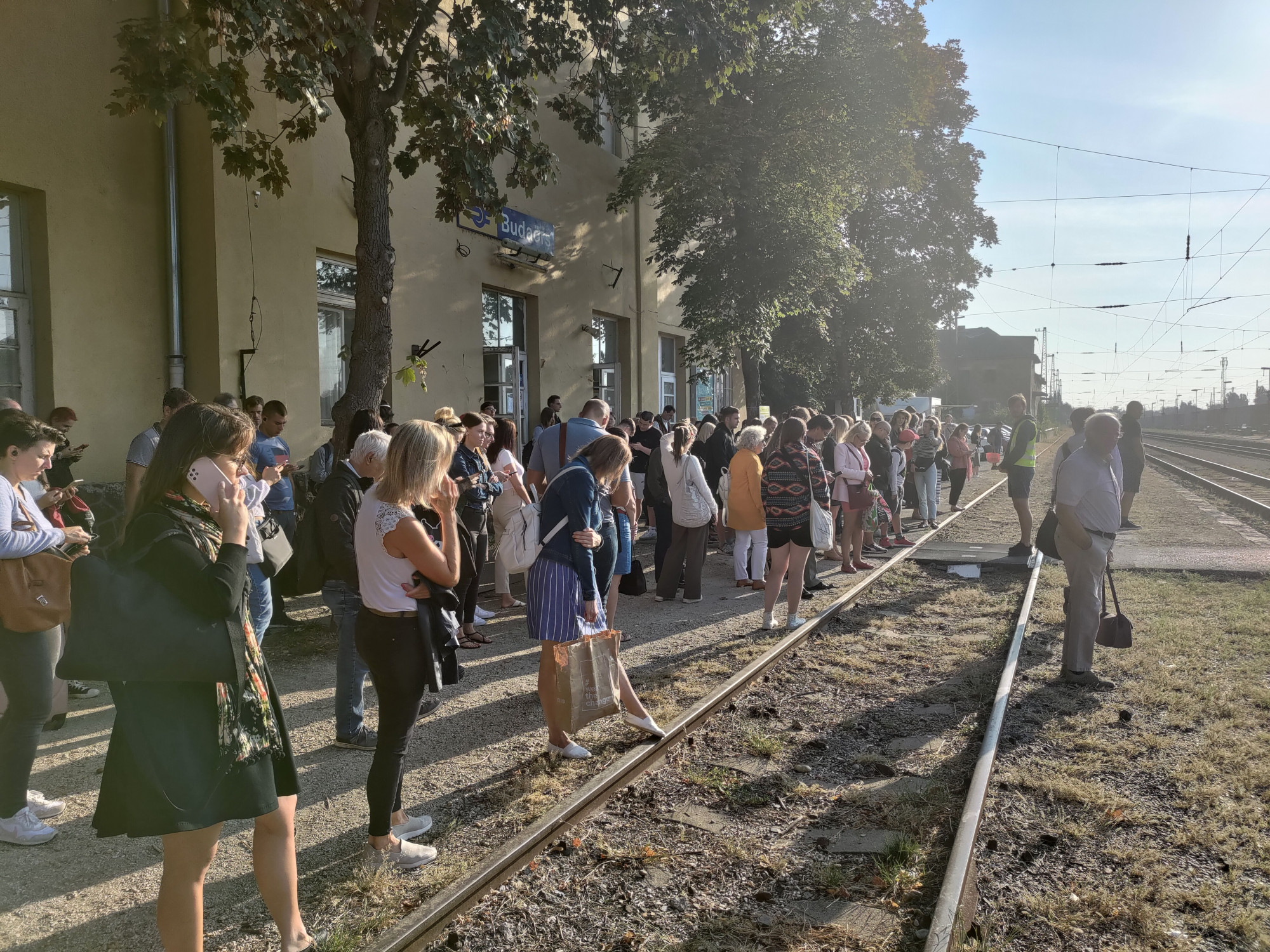 A vonatra várakozó utasok hétfőn Budaörsön