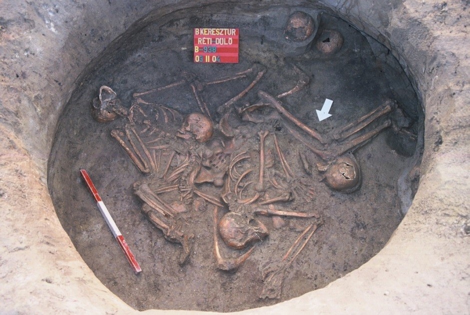 Balatonkeresztúr–Réti-dűlő, nyolc egyén temetkezése (tömegsír) a középső bronzkorból, a Kr. e. 1770 és 1620 közötti időből.