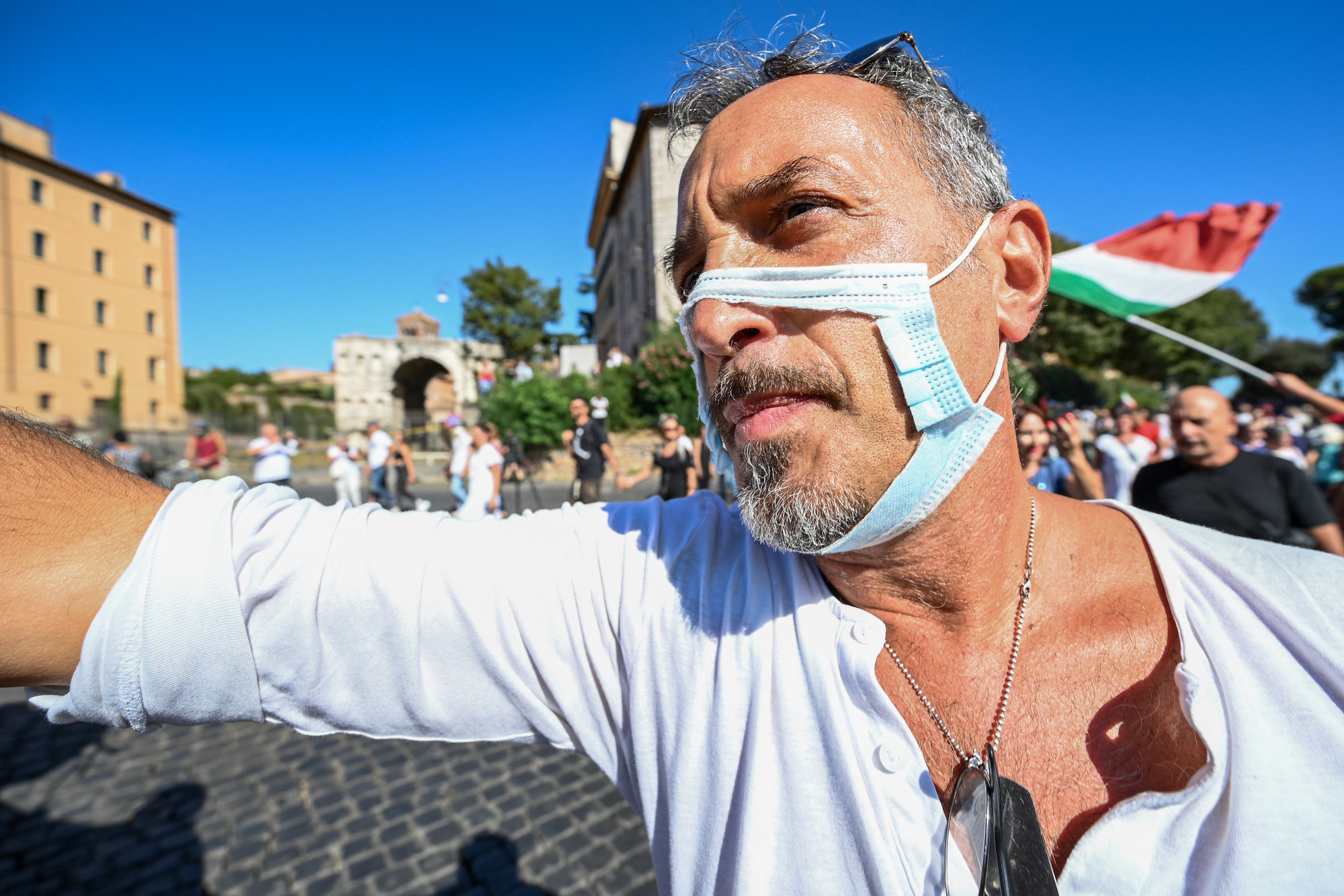 2020 szeptemberi tüntetés Rómában a maszkok, oltások és egyéb hasznos dolgok ellen.