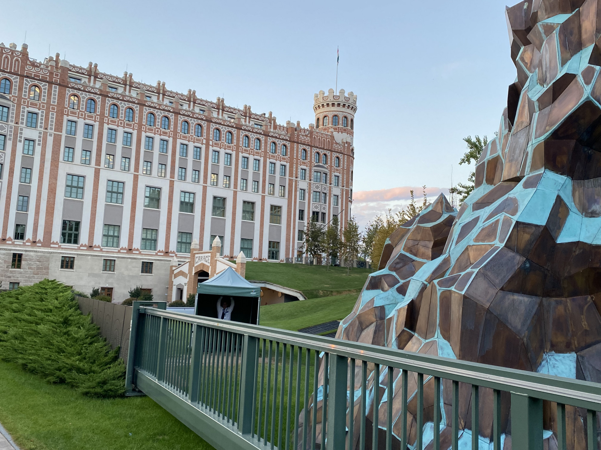 Az MNB azt állítja, hogy nem is őrzik külön a Csodaszarvas-szobrot, bár akárki megnézheti, hogy kilenc hónapja ott áll az őr sátra