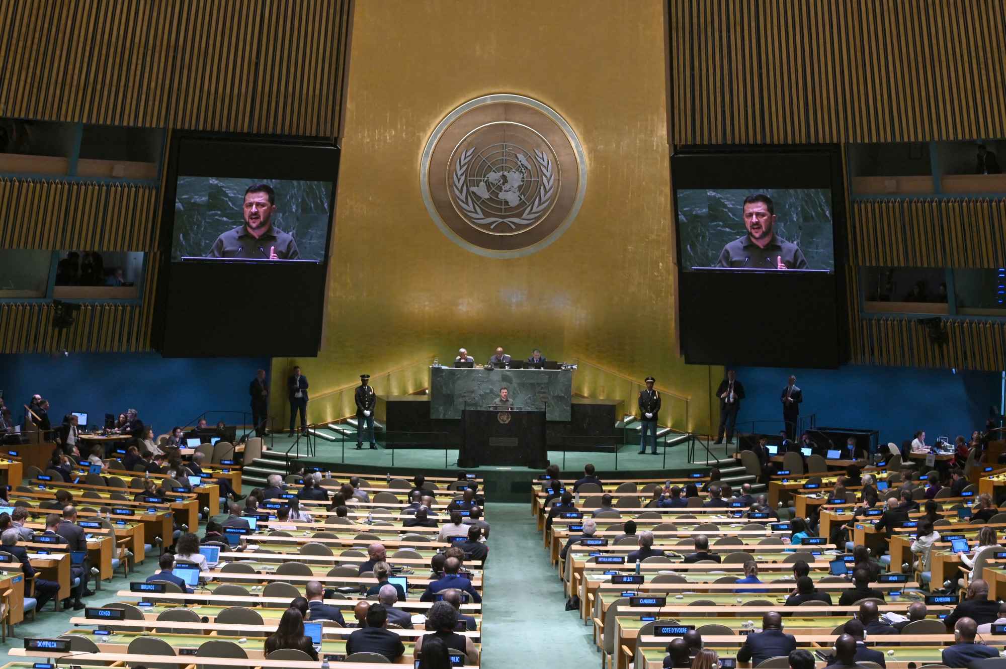 Zelenszkij az ENSZ közgyűlésének termében.