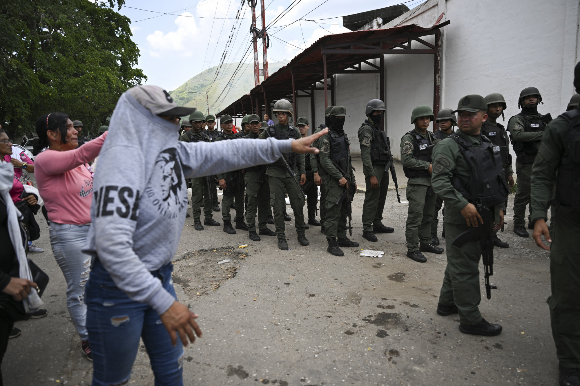 Több mint 10 ezer katonával foglalta vissza a venezuelai kormány az állatkerttel, éjszakai klubbal és medencékkel rendelkező börtönt