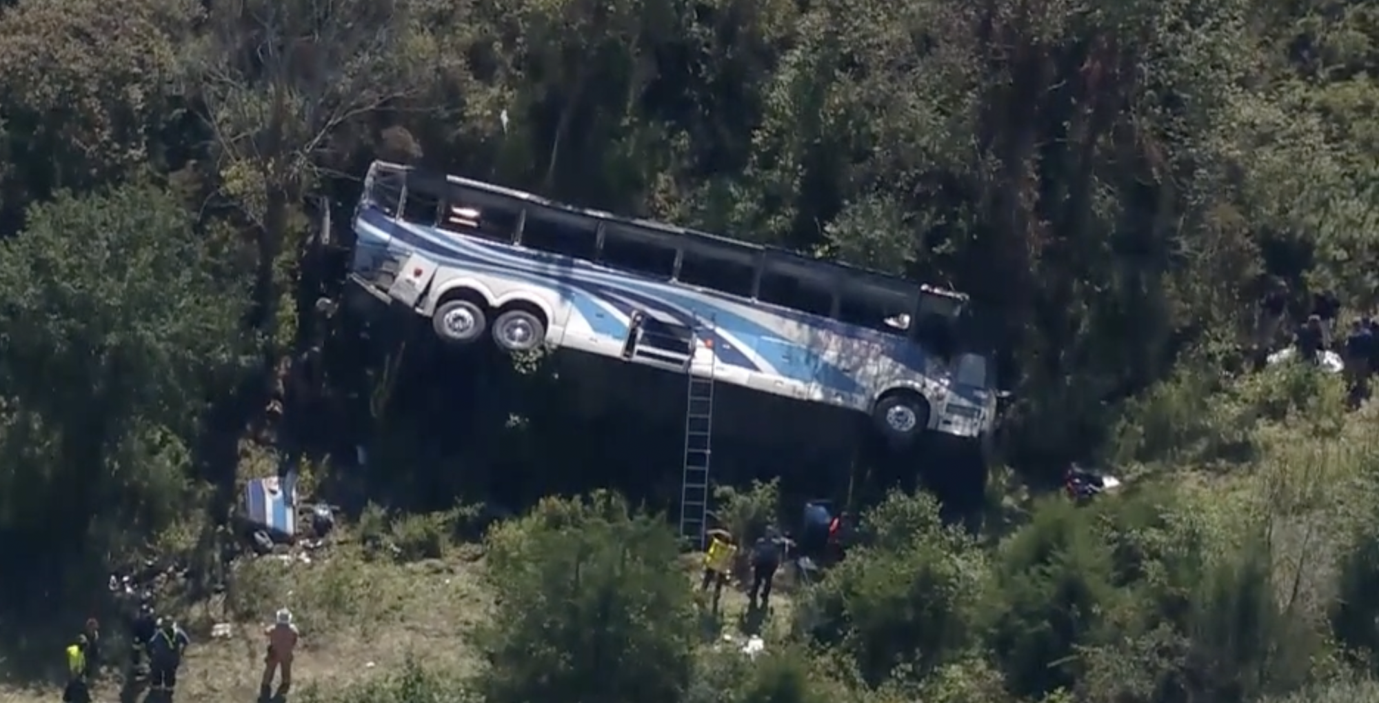 15 méteres szakadékba zuhant egy busz New York államban, két ember meghalt
