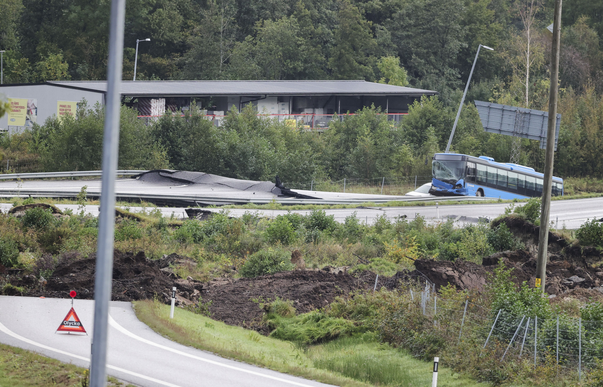 Földcsuszamlás miatt összeomlott egy autópálya Svédországban