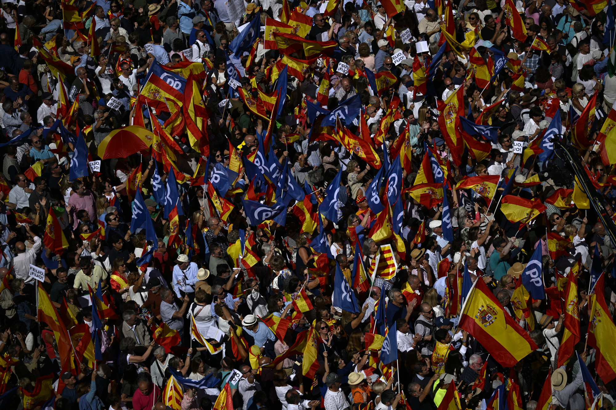 Több tízezren tüntettek Spanyolországban a katalán szeparatisták amnesztiája ellen