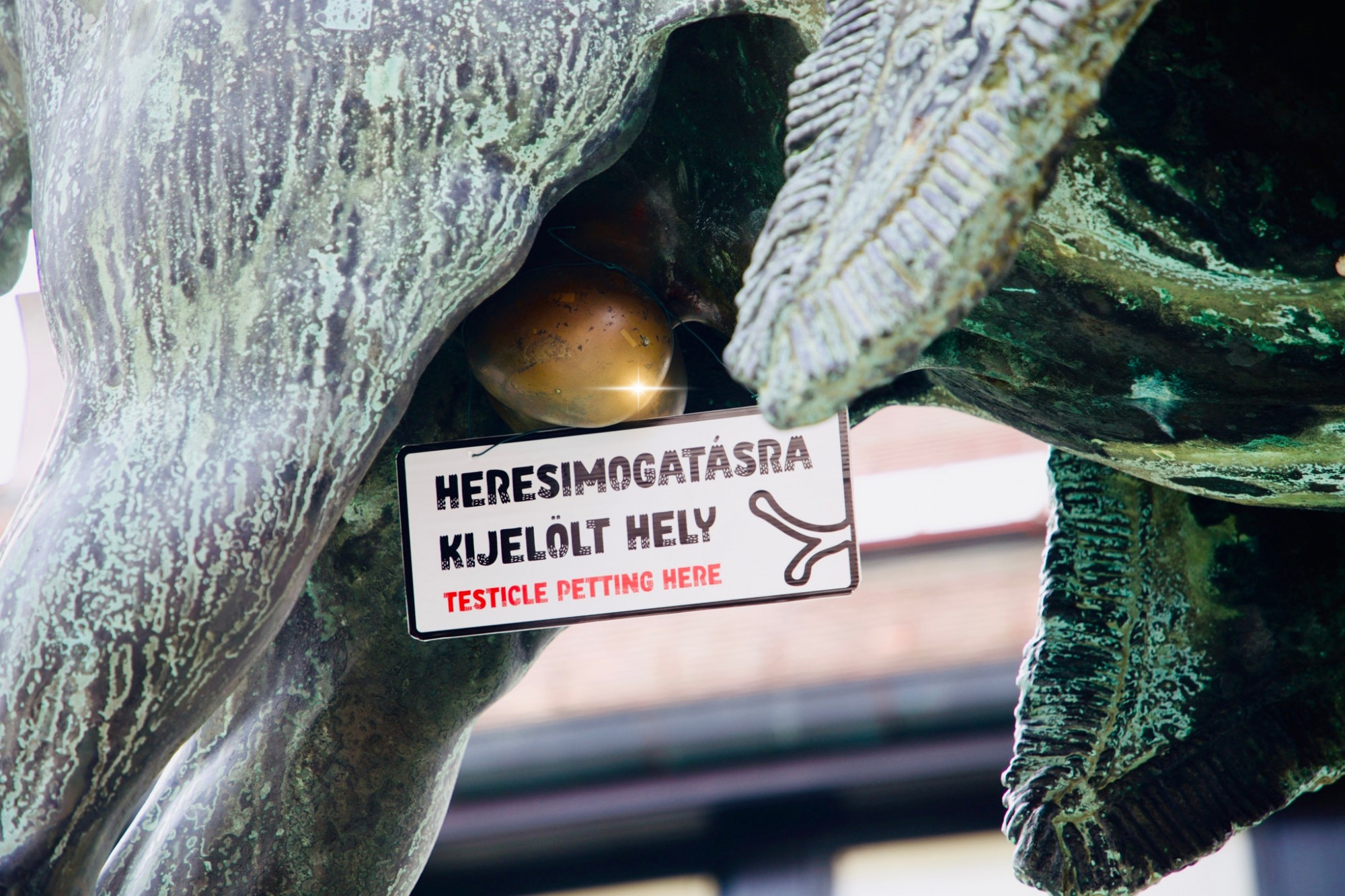 „Heresimogatásra kijelölt hely” feliratú táblát tett ki a Kétfarkú Kutya Párt a Hadik lovasszoborra
