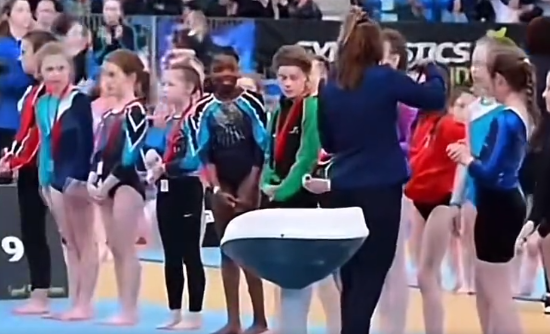 A fekete kislány kivételével mindenki kapott érmet a tornaversenyen, az ír szövetség 18 hónapig nem kért bocsánatot
