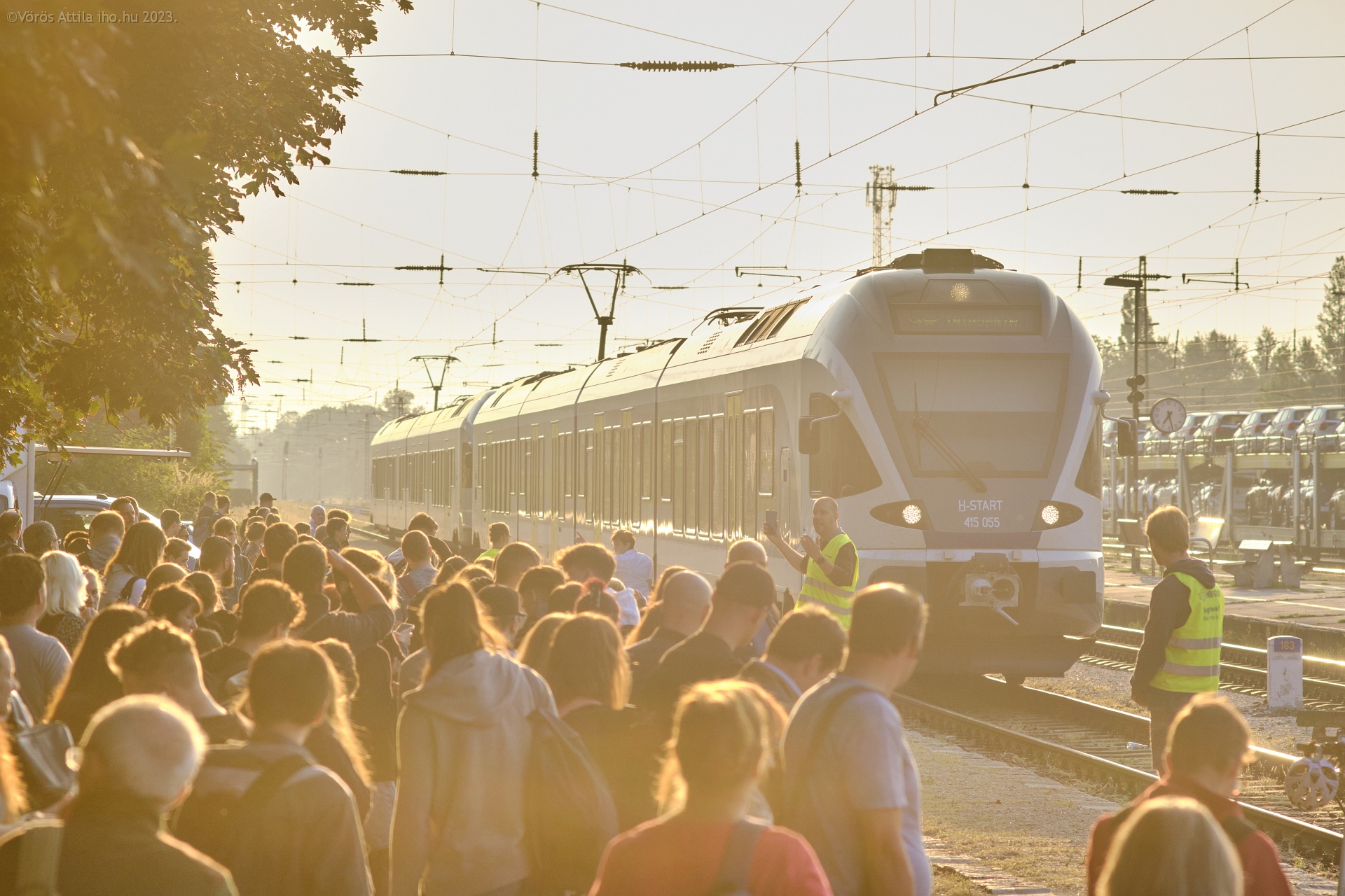 Utasok a vonatpótlás első napján a budaörsi vasútállomáson