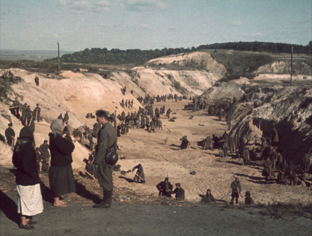 Szovjet hadifoglyok temetik be a Babij Jar-i tömegsírt 1941 októberében.