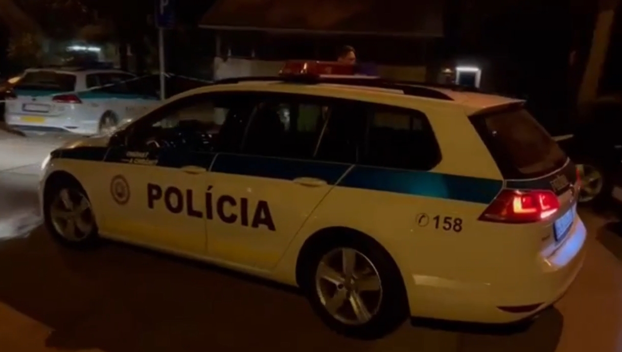 Az ablakából kezdett vaktában lövöldözni egy férfi éjszaka Pozsonyban, egy rendőr és civilek is megsérültek