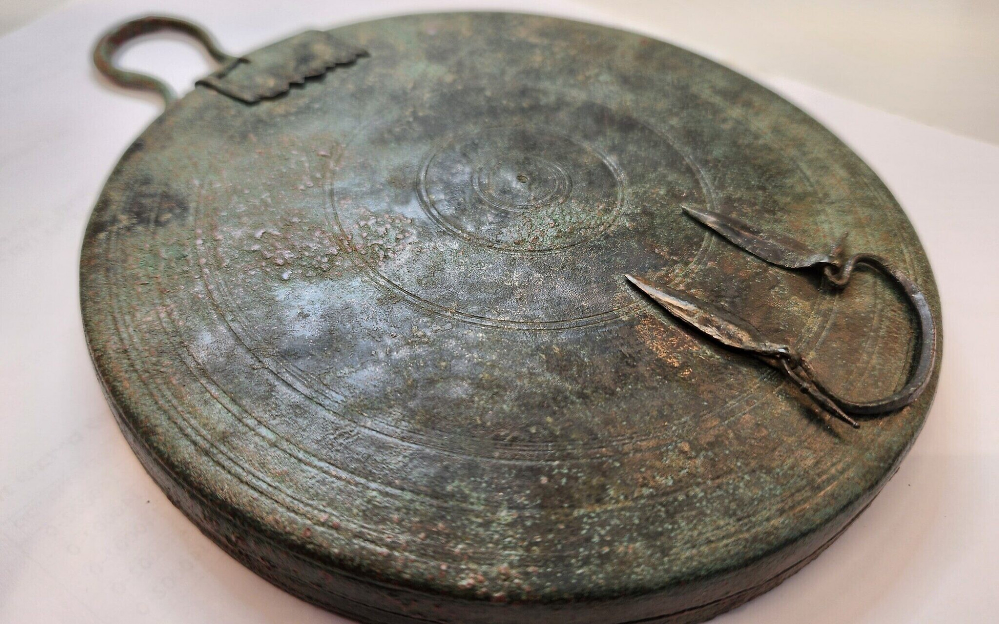 Ritka bronztükröt találtak egy görög kurtizán 2300 éves sírjában Jeruzsálemben