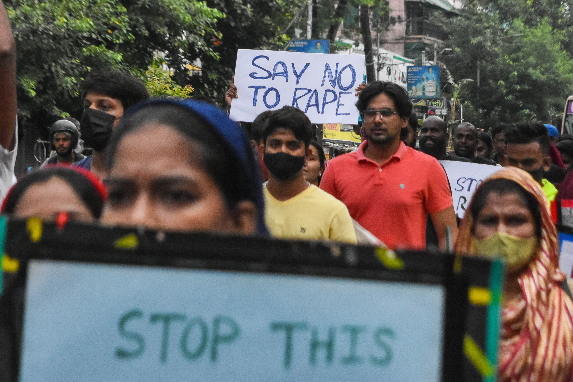 Hatalmas felháborodást váltott ki Indiában a videó, amelyen egy 12 éves, megerőszakolt lány botorkál az utcán, de senki sem segít neki