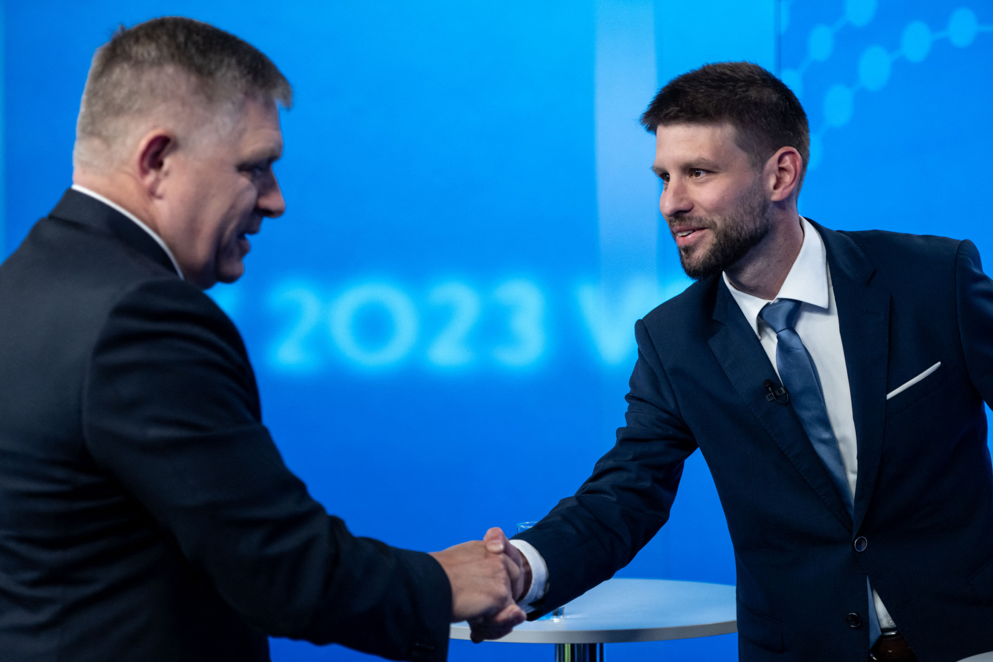 Az oroszpárti Fico kezet fog a nyugatos Michal Šimečkával az utolsó tévévitán