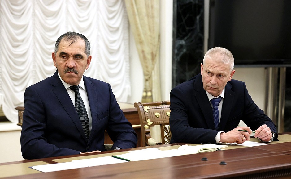 Junusz-Bek Jekurov helyettes védelmi miniszter és Andrej Trosev Putyinnal tárgyal.