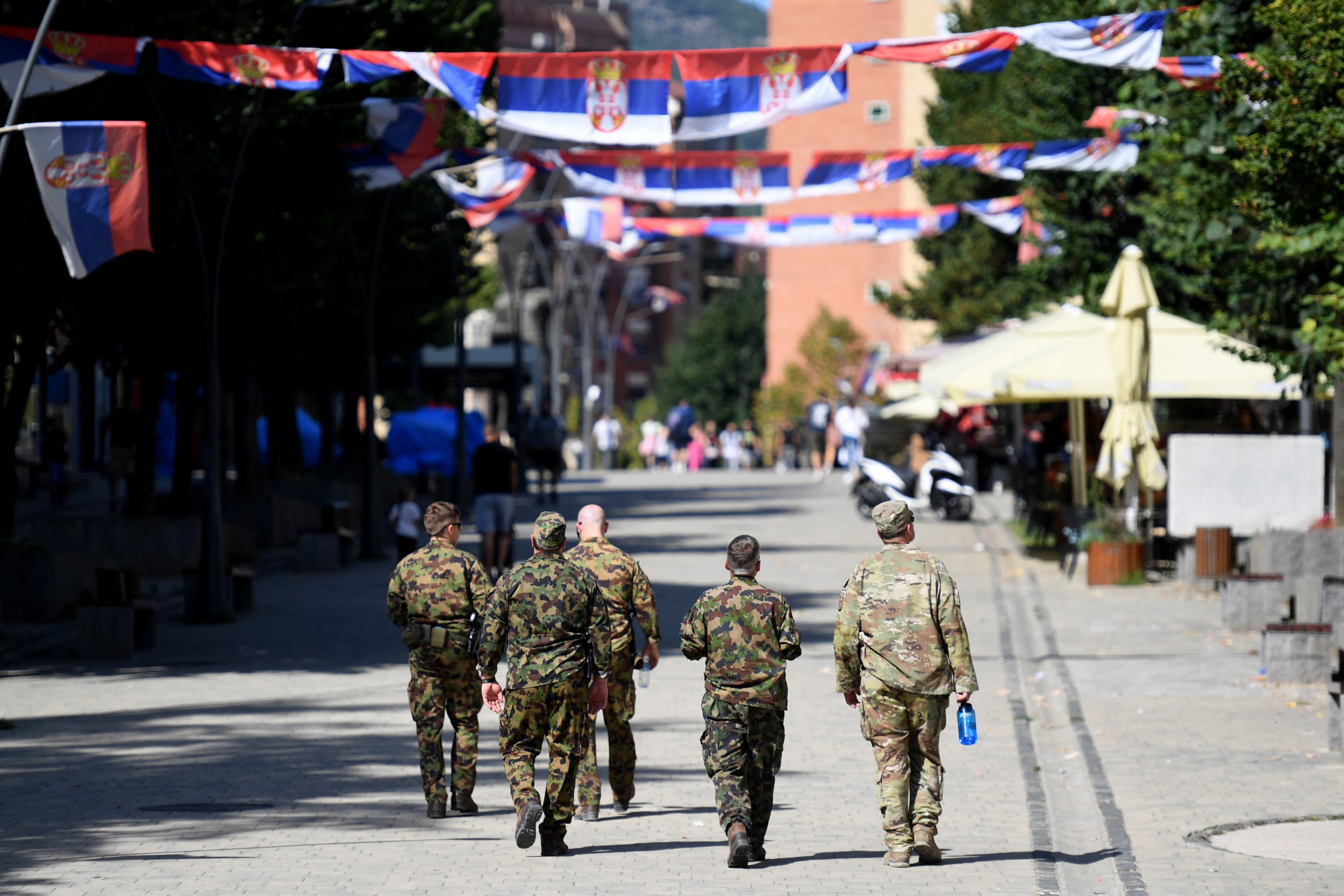 Újabb katonákat küld Koszovóba a NATO