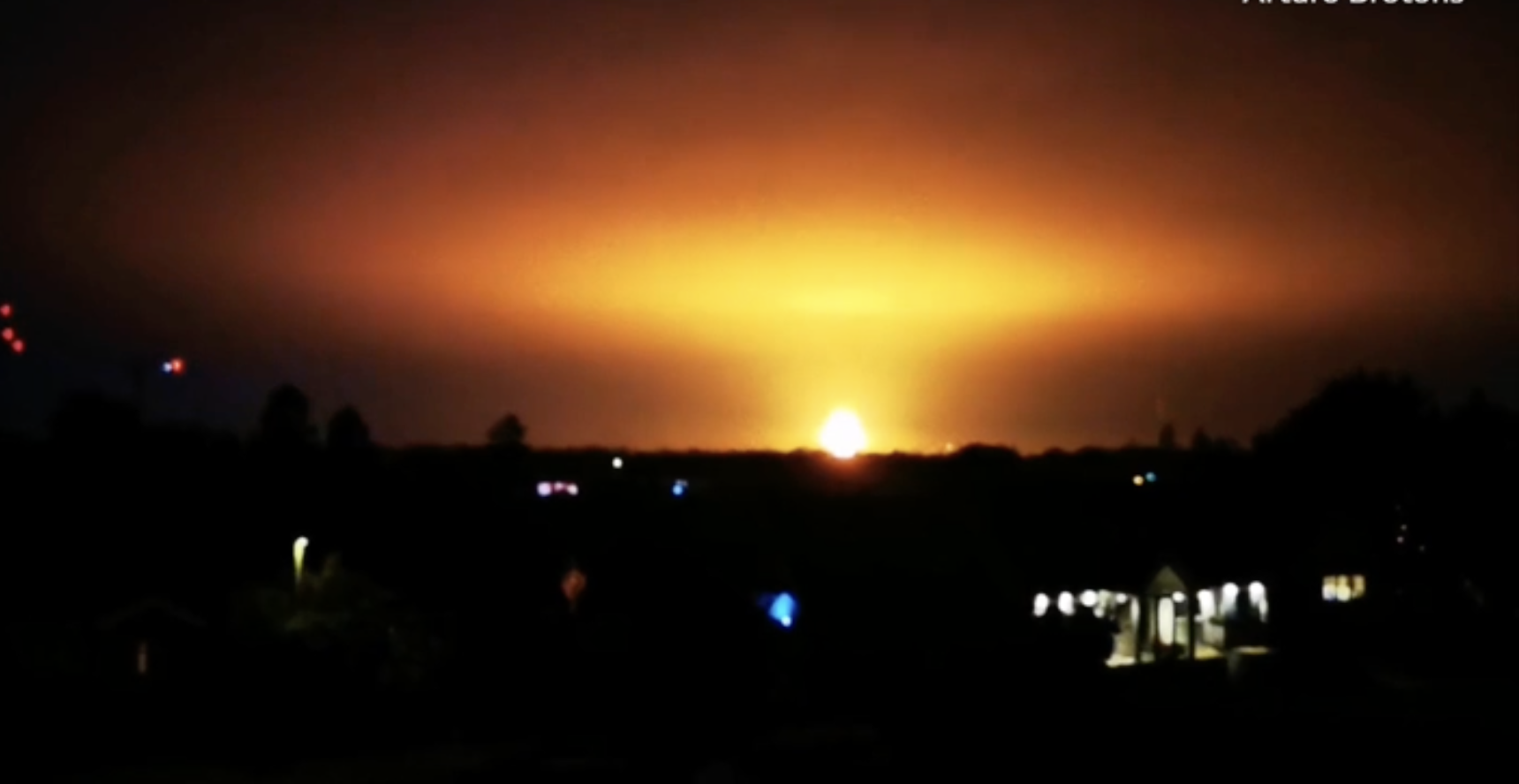 Hangos robbanás után gigantikus tűzgömb jelent meg az este Oxford egén, ami bevilágította az egész látóhatárt