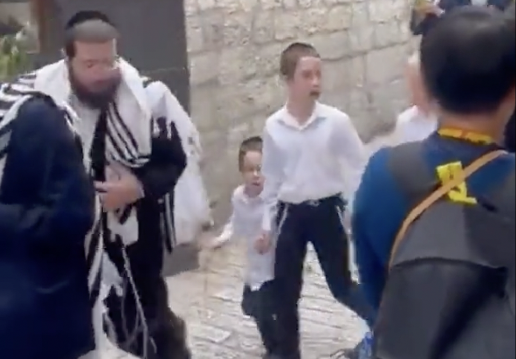 Gigafelháborodás lett Izraelben egy videó miatt, amin ultraortodox zsidók köpködik a keresztényeket