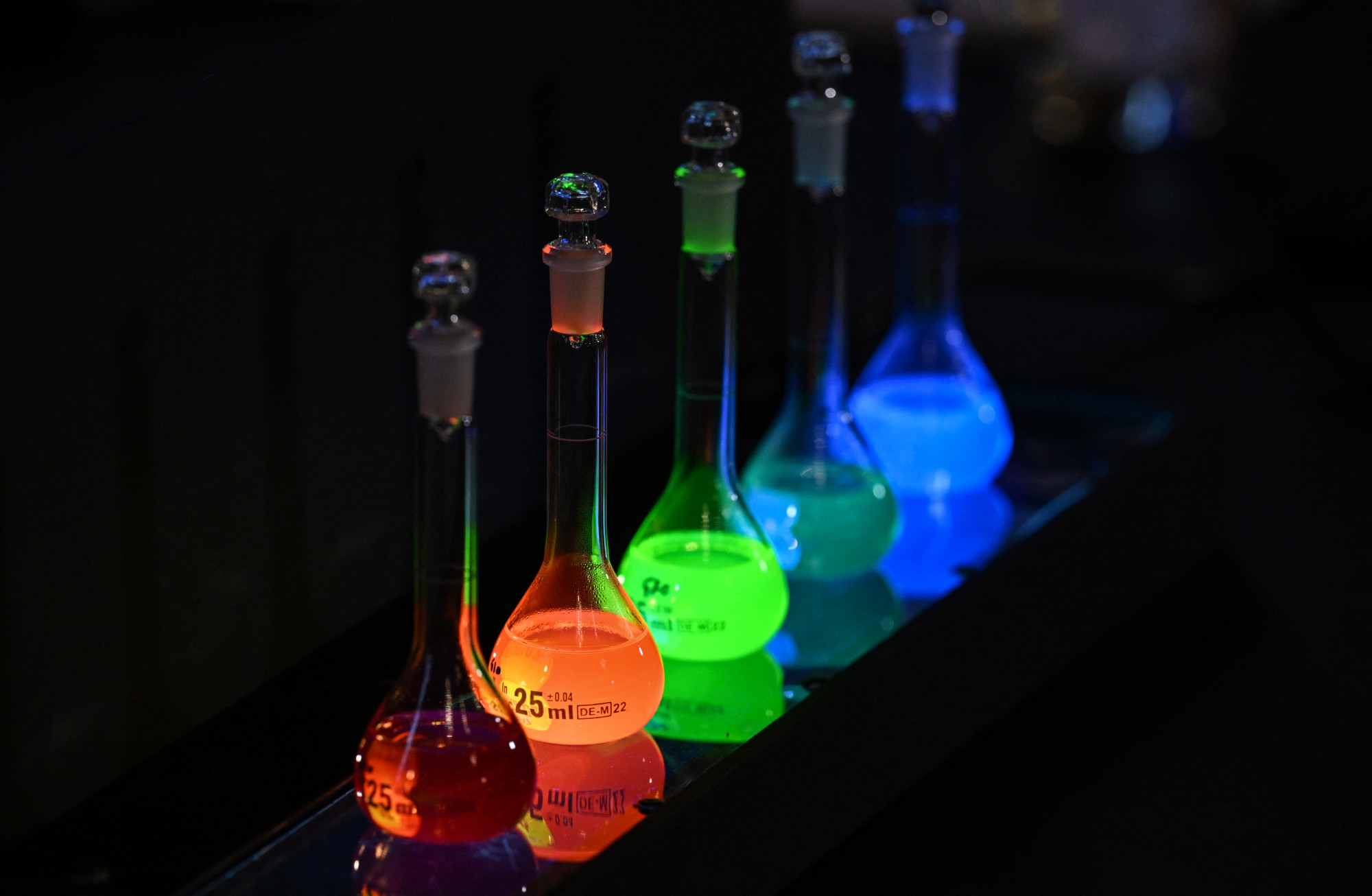 A jelenség bemutatására szolgáló laboratóriumi lombikok a Nobel-díj bejelentésén