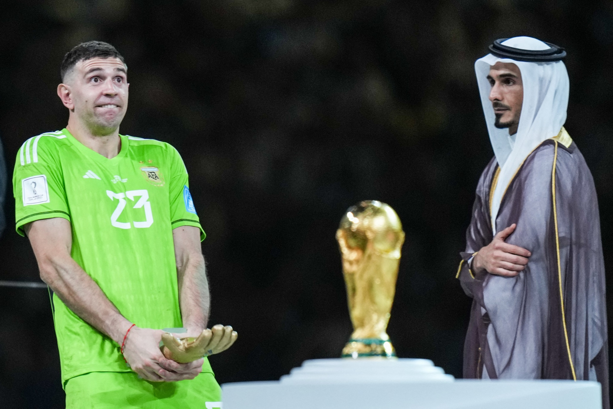 A 2022-es foci-vb legjobb kapusa, a világbajnok argentin csapat kapusa, Emiliano Martinez ünnepel a katari győzelem után 2022. december 18-án.