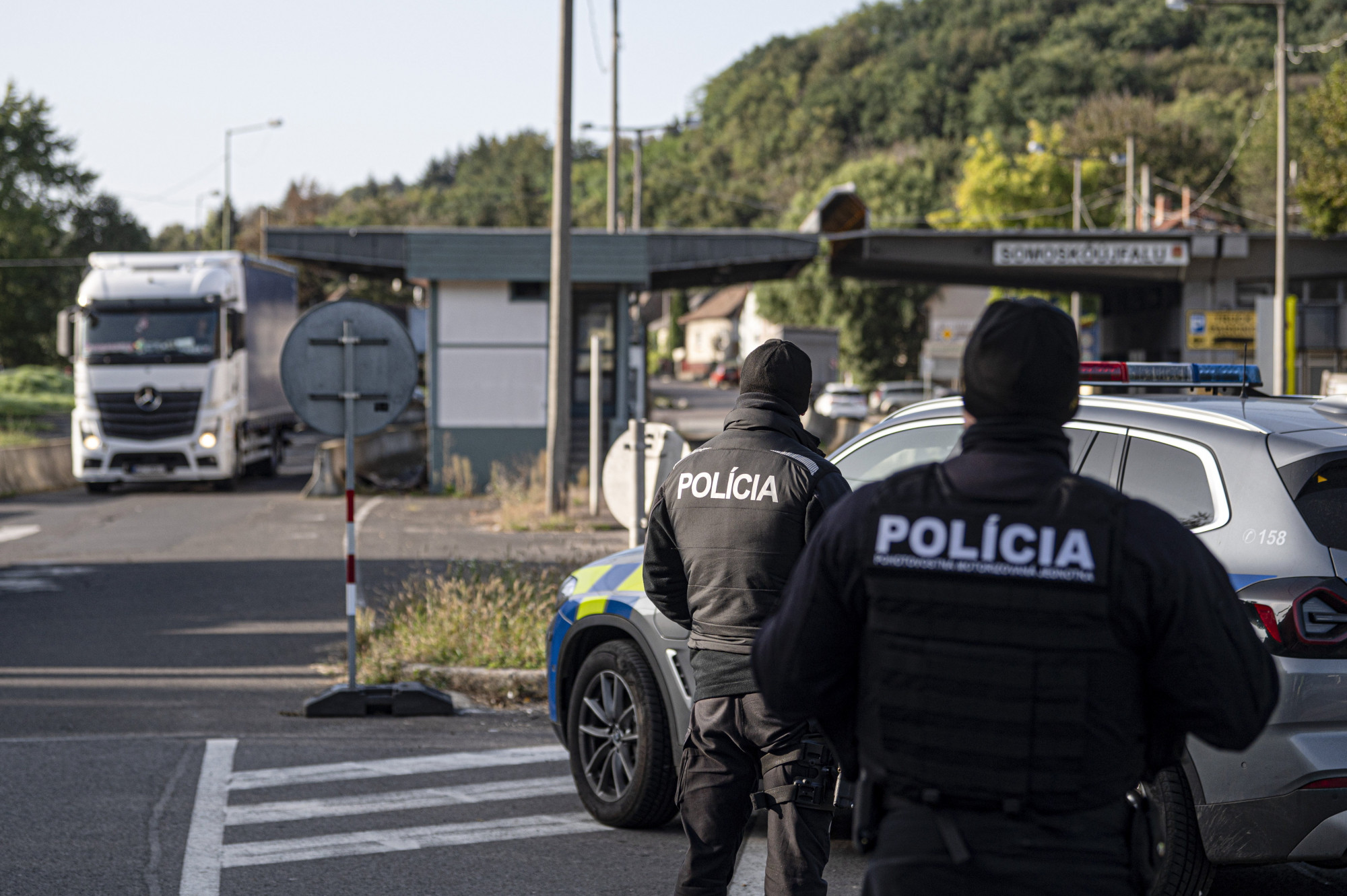 Szlovák rendőrök határellenőrzést végeznek a somoskőújfalui határátkelőnél október 5-én.