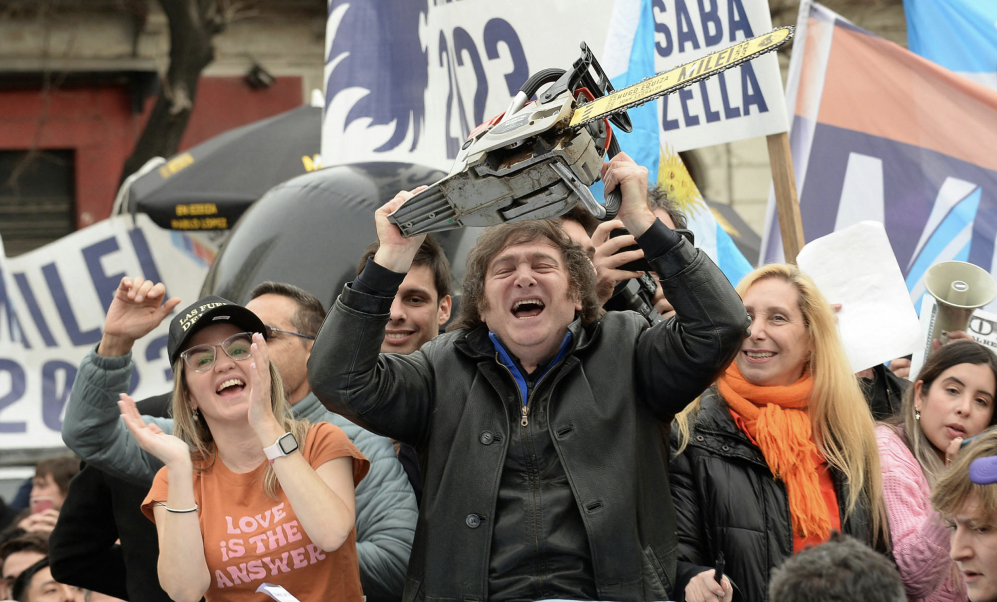 Javier Milei láncfűrészt lóbál egy kampányrendezvényen