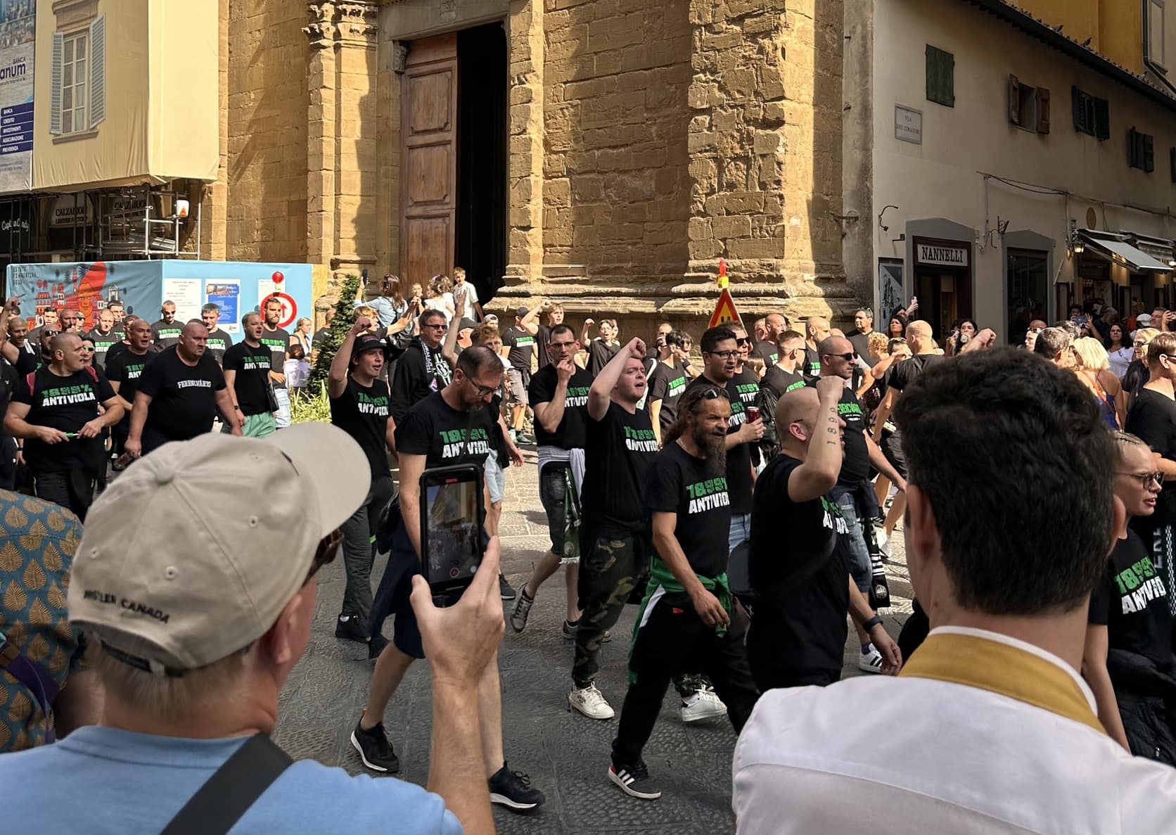 „Szarunk a gulyásotokba” – üzenték a Fiorentina szurkolói a meccs előtt rájuk vadászó Fradi-ultráknak Firenzében