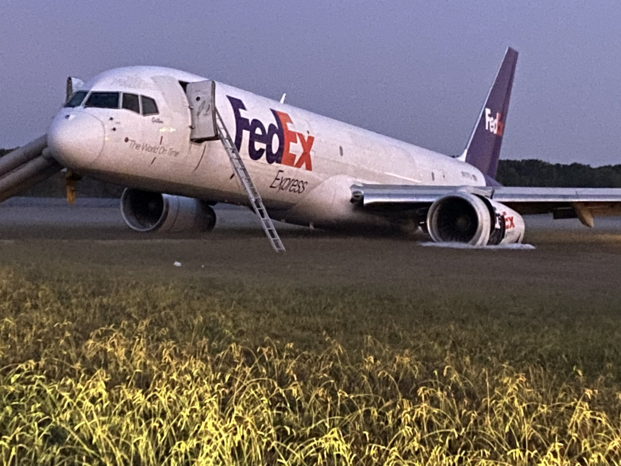 Behúzott futóművel hajtott végre kényszerleszállást egy FedEx-gép az Egyesült Államokban