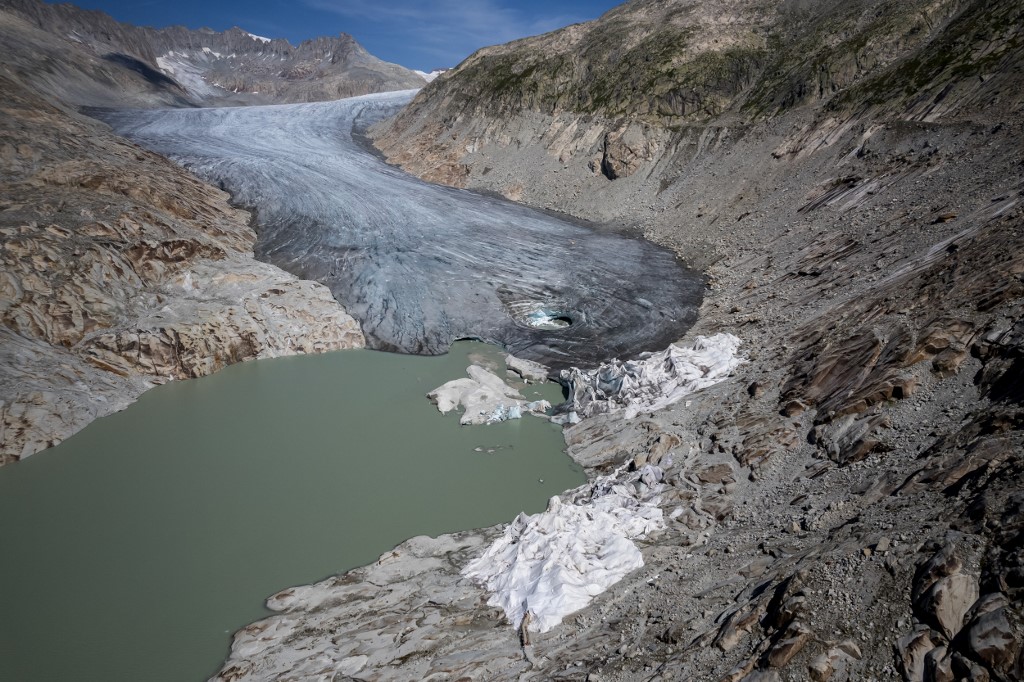 Los glaciares alpinos se ven especialmente afectados por el calor.  La imagen muestra el derretimiento del glaciar del Ródano el 24 de agosto de 2023.