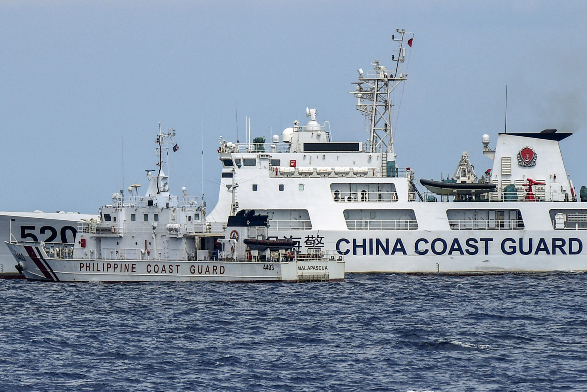 Feszültség a Dél-kínai-tengeren: a kínai parti őrség állta el Fülöp-szigeteki hajók útját