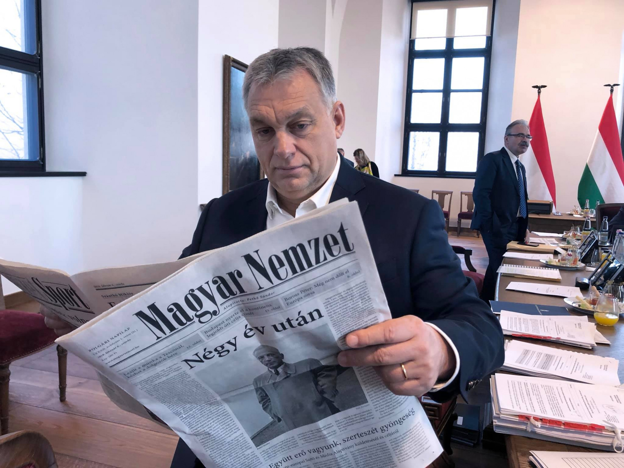 Magyar Nemzet: „A mai meglett férfiember külsőben még gyakran hasonlít a Kádár-kor pocakos, tokás párttitkárára”
