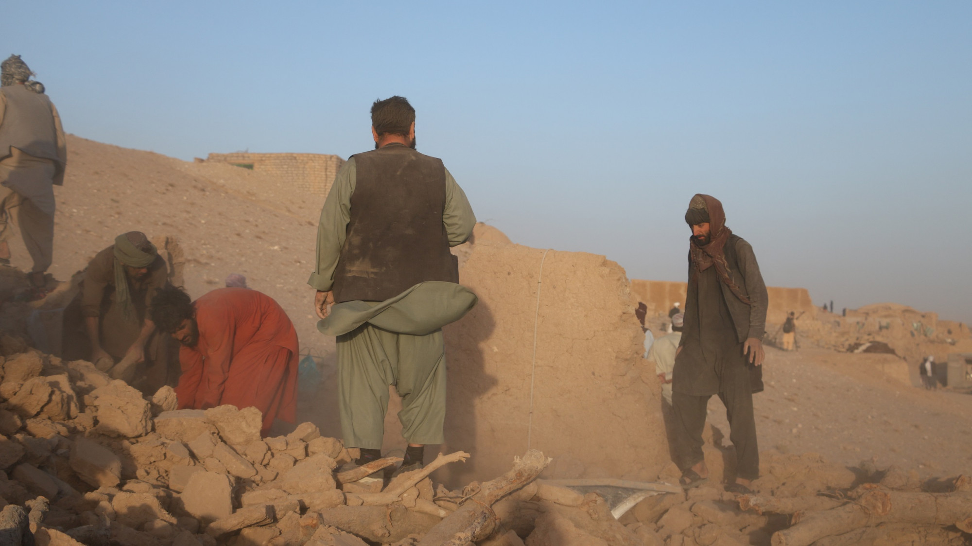 Erős földrengés volt Afganisztánban, közel 2000 halott lehet