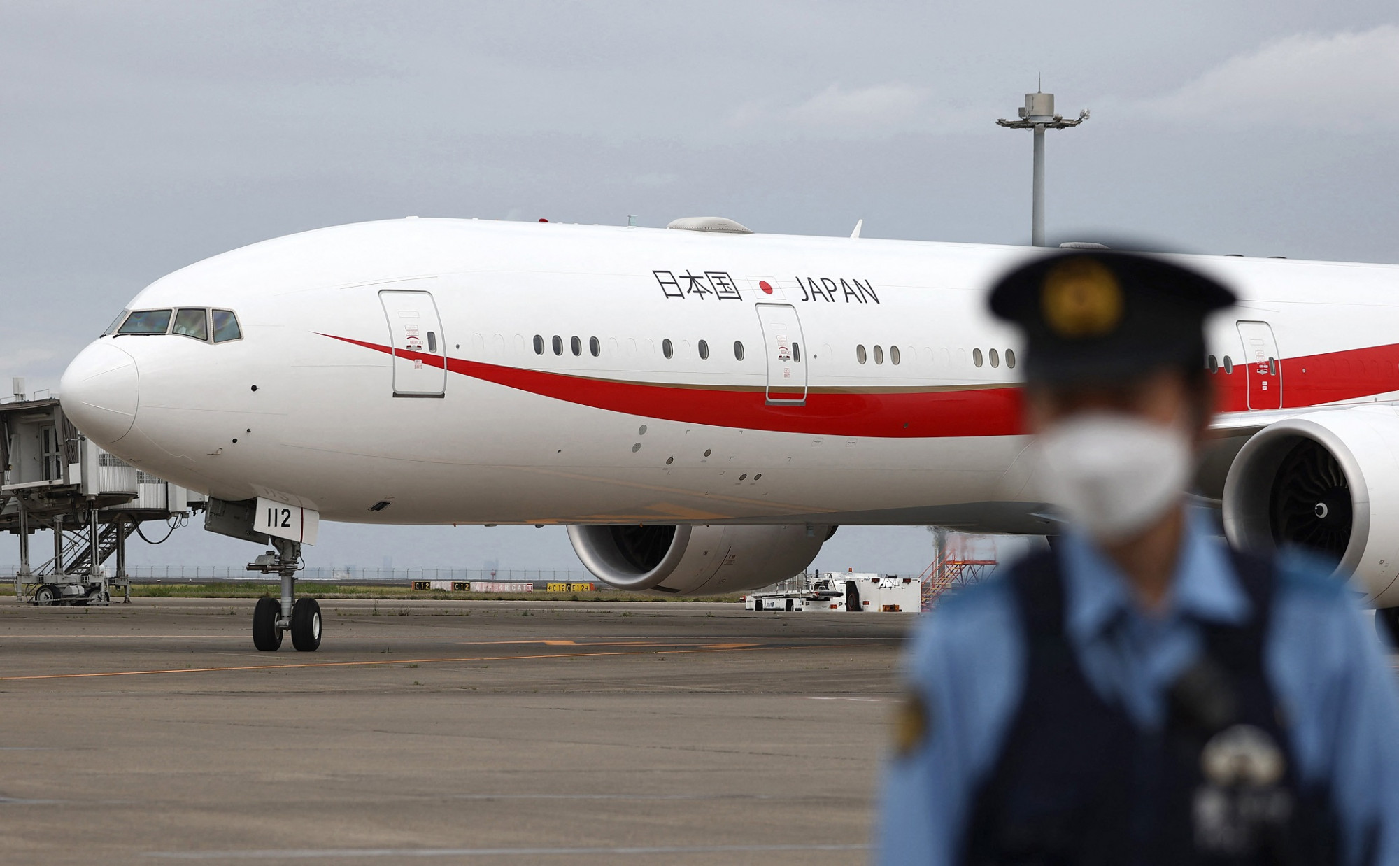Japán kormánygép a tokiói Haneda repülőtéren 2023. május 8-án.
