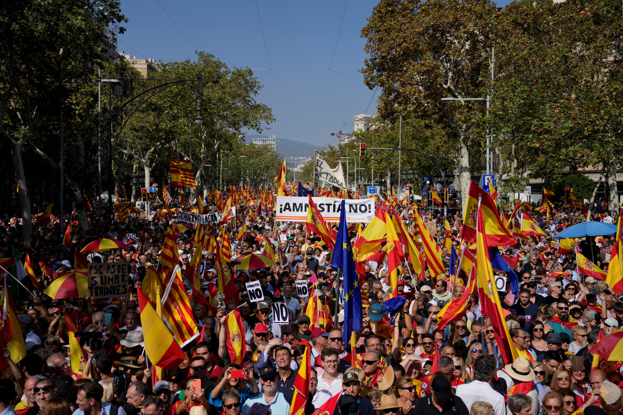 Ismét hatalmas tömeg vonult végig Barcelonában a katalán szeparatisták amnesztiája ellen