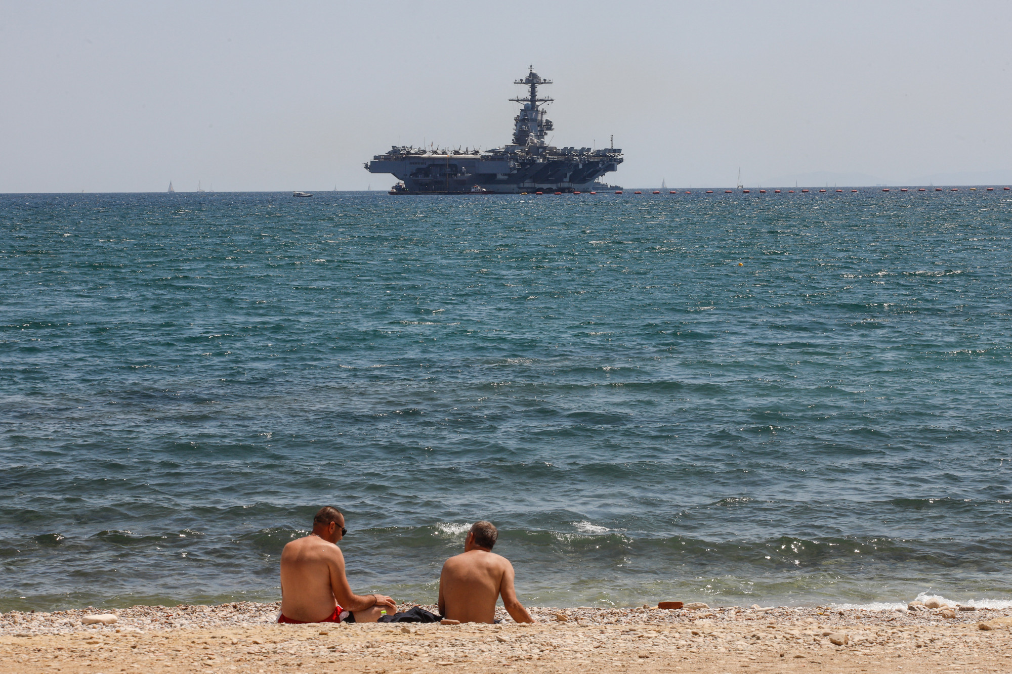 A USS Gerald R. Ford repülőgép-szállító anyahajó egy július végi felvételen Athén közelében