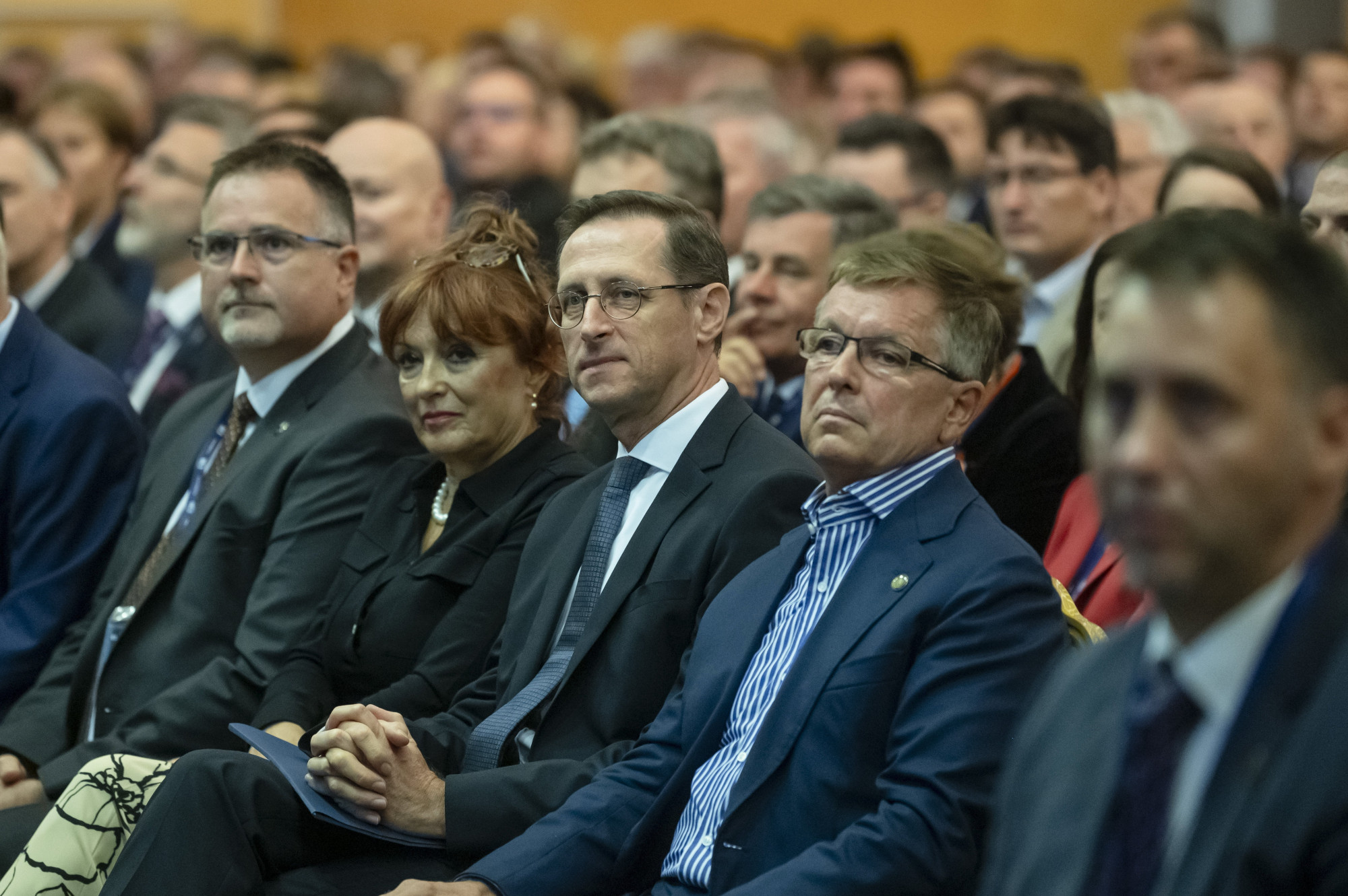 Windisch László ÁSZ-elnök, Hegedüs Éva, a Tiborcz-érdekeltségű Gránit bank elnök-vezérigazgatója, Varga Mihály pénzügyminiszter és Matolcsy György jegybankelnök egy 2023. szeptemberi konferencián