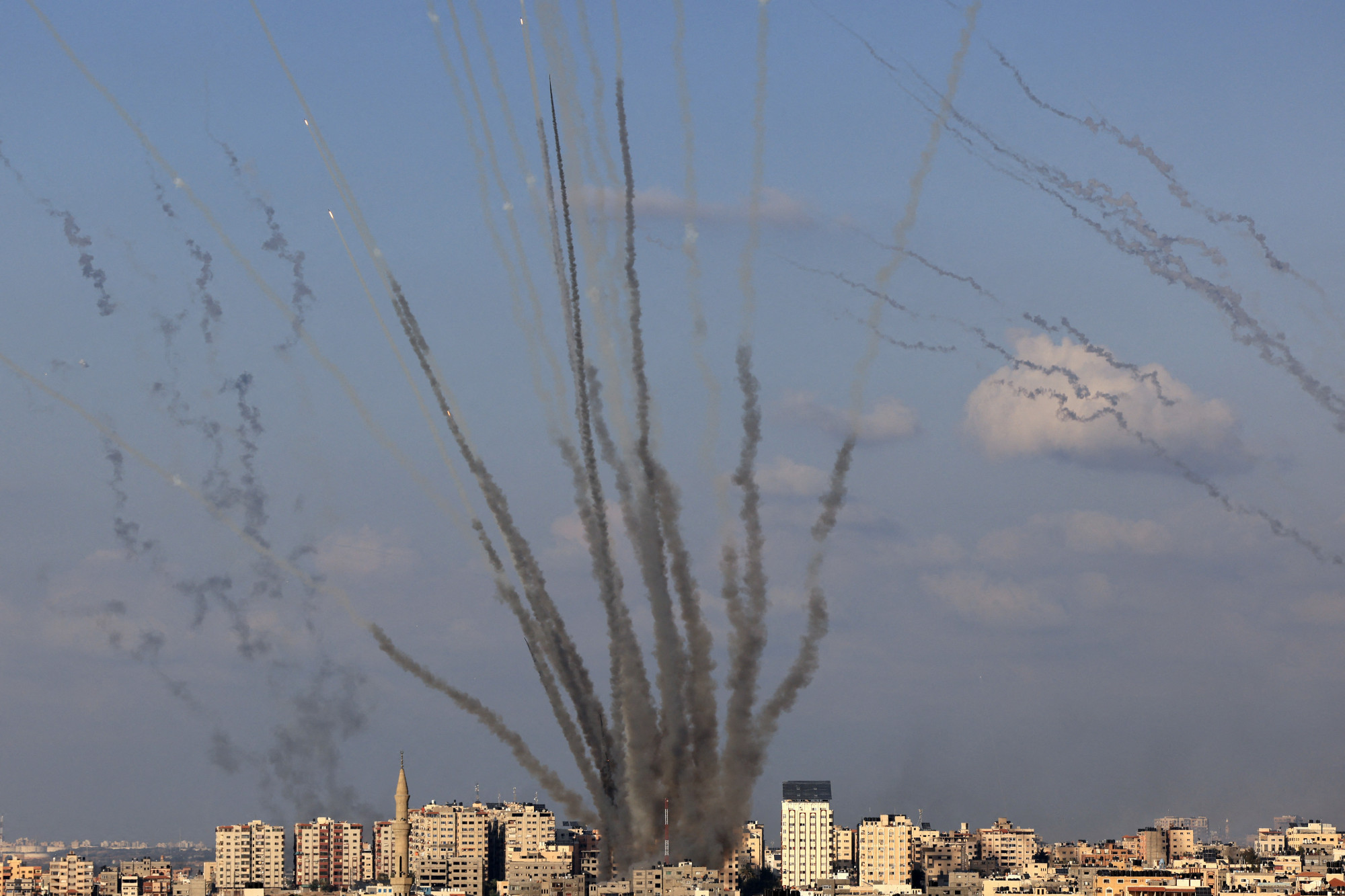 Izrael likvidált két Hamasz-vezetőt, a kétezret közelíti a háború áldozatainak száma