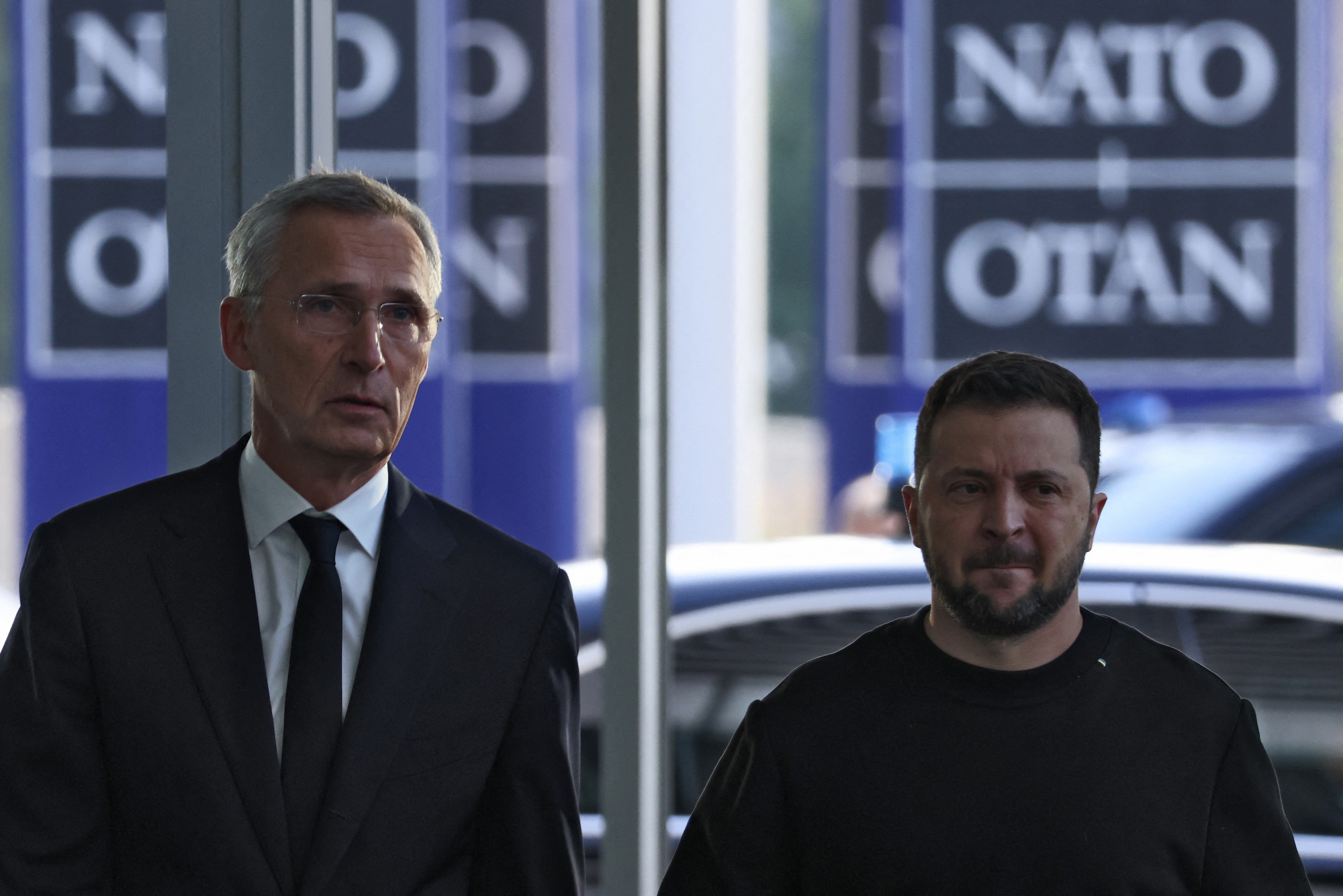 Váratlan látogatást tett a NATO központjában Volodimir Zelenszkij
