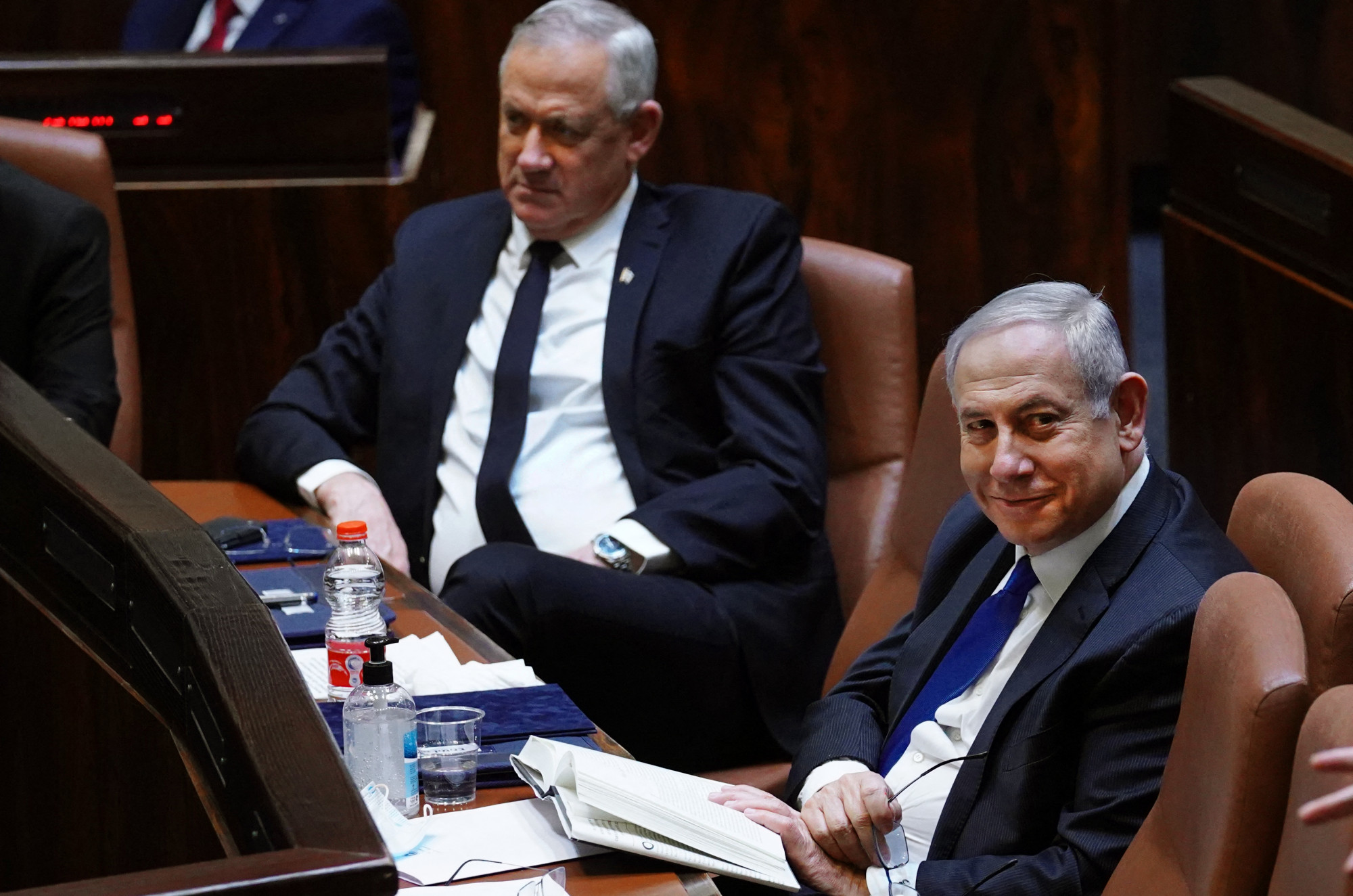 Benny Ganz és Benjamin Netanjahu a Kneszetben (2020)