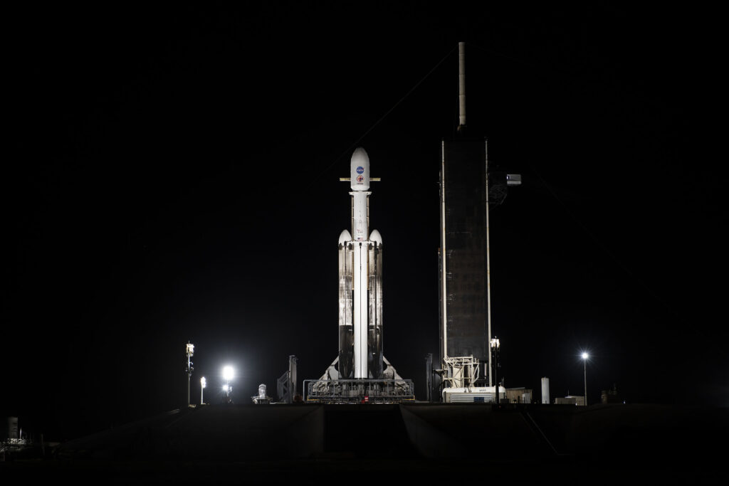 A Psyche űrszondát indító SpaceX Falcon Heavy rakéta a Kennedy Űrközpont 39A indítóállásán 2023 október 10-én
