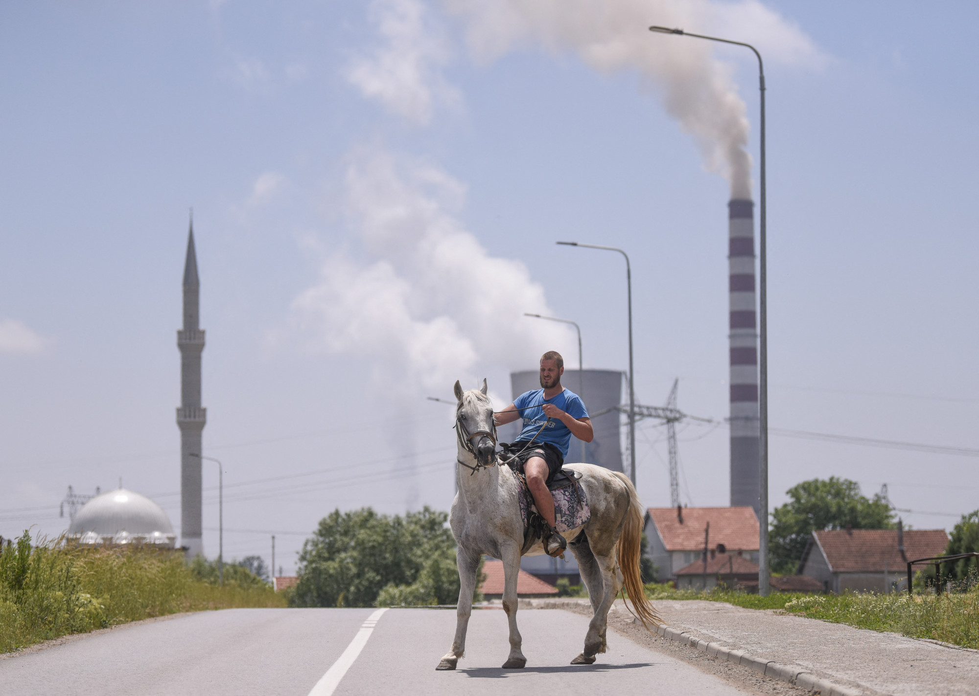Lovas Koszovó fő hőerőműve előtt.