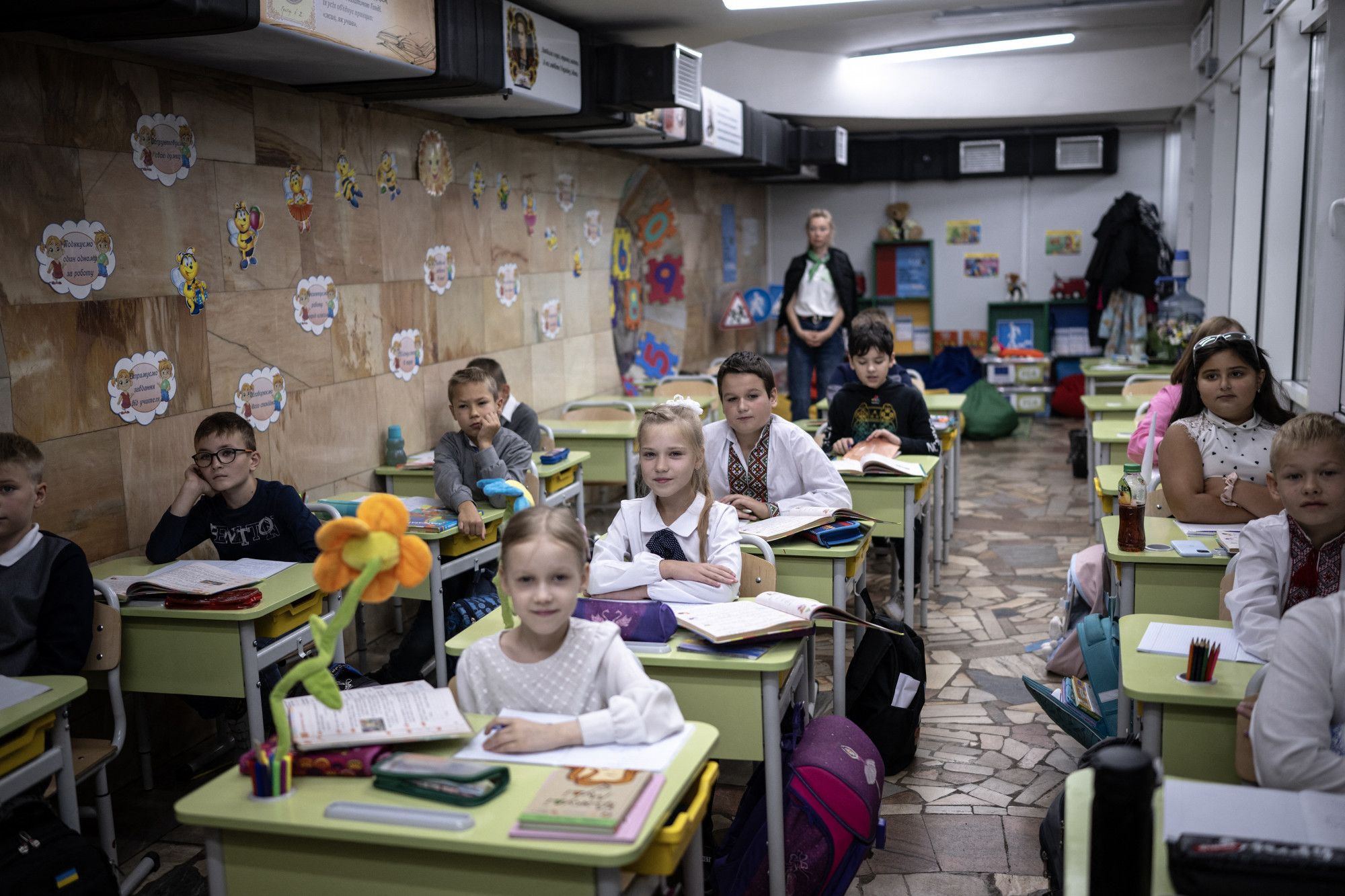 Általános iskolás diákok tanulnak a metróállomások felső szintjén kialakított tantermekben az orosz-ukrán háború közepette Harkivban 2023. szeptember 15-én. A harkivi önkormányzat által megcsinált tantermekben a város különböző iskoláiból több mint ezer gyerek tanul és sportol.