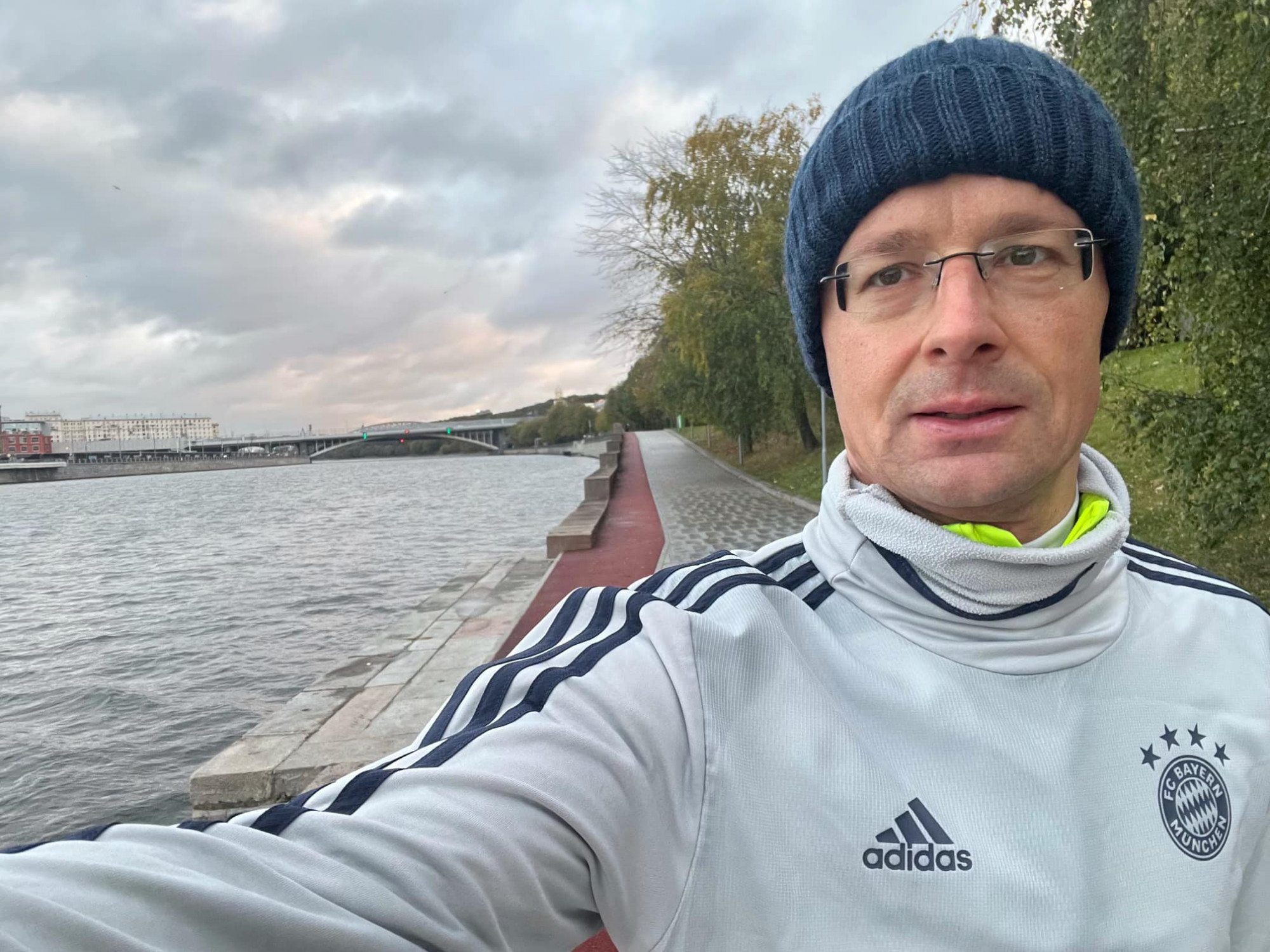 Szijjártó Péter a hideg moszkvai folyóparton kezdte a csütörtöki napot