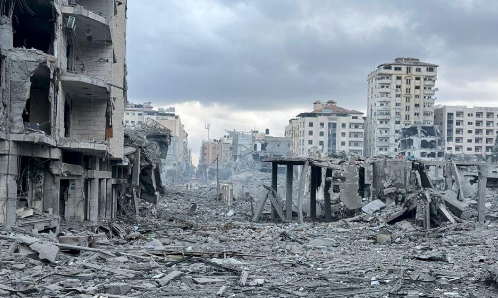 Az izraeli légierő szerint 6000 bombát dobtak le, katasztrofális a helyzet Gázában