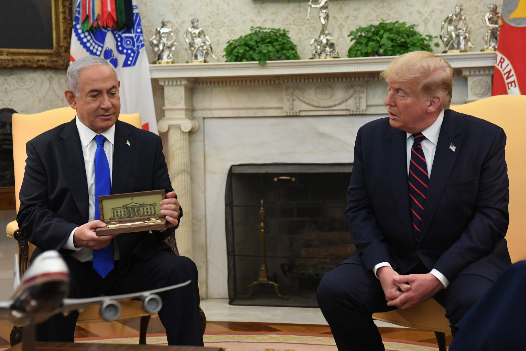 Amikor még remek volt a viszony: Trump átadja a Fehér Ház aranykulcsát Netanjahúnak 2020 szeptemberében