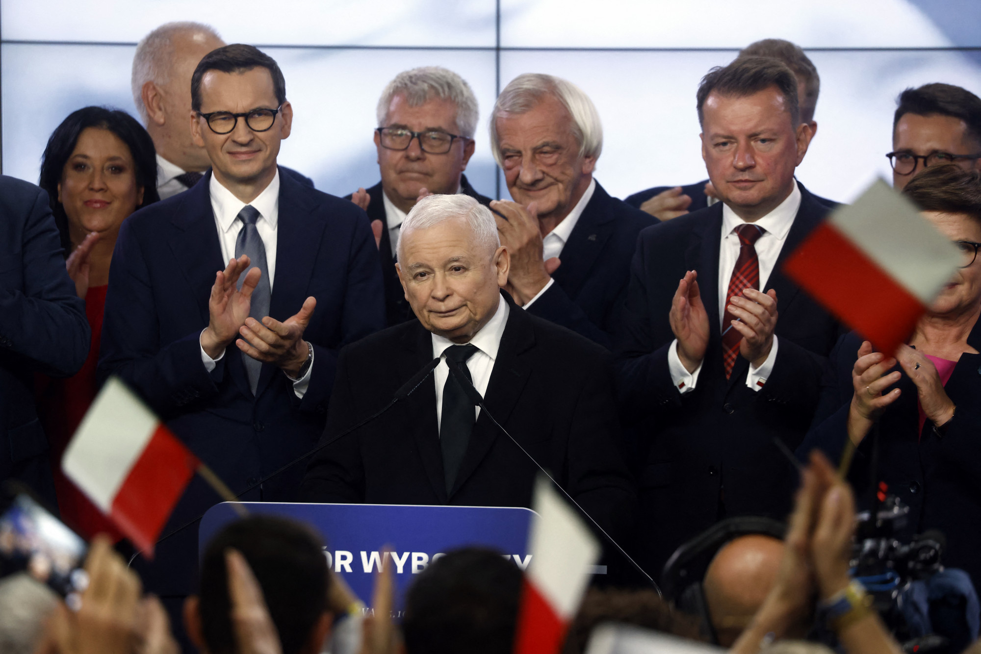 Jarosław Kaczyński, a PiS elnöke beszél a választás estéjén.