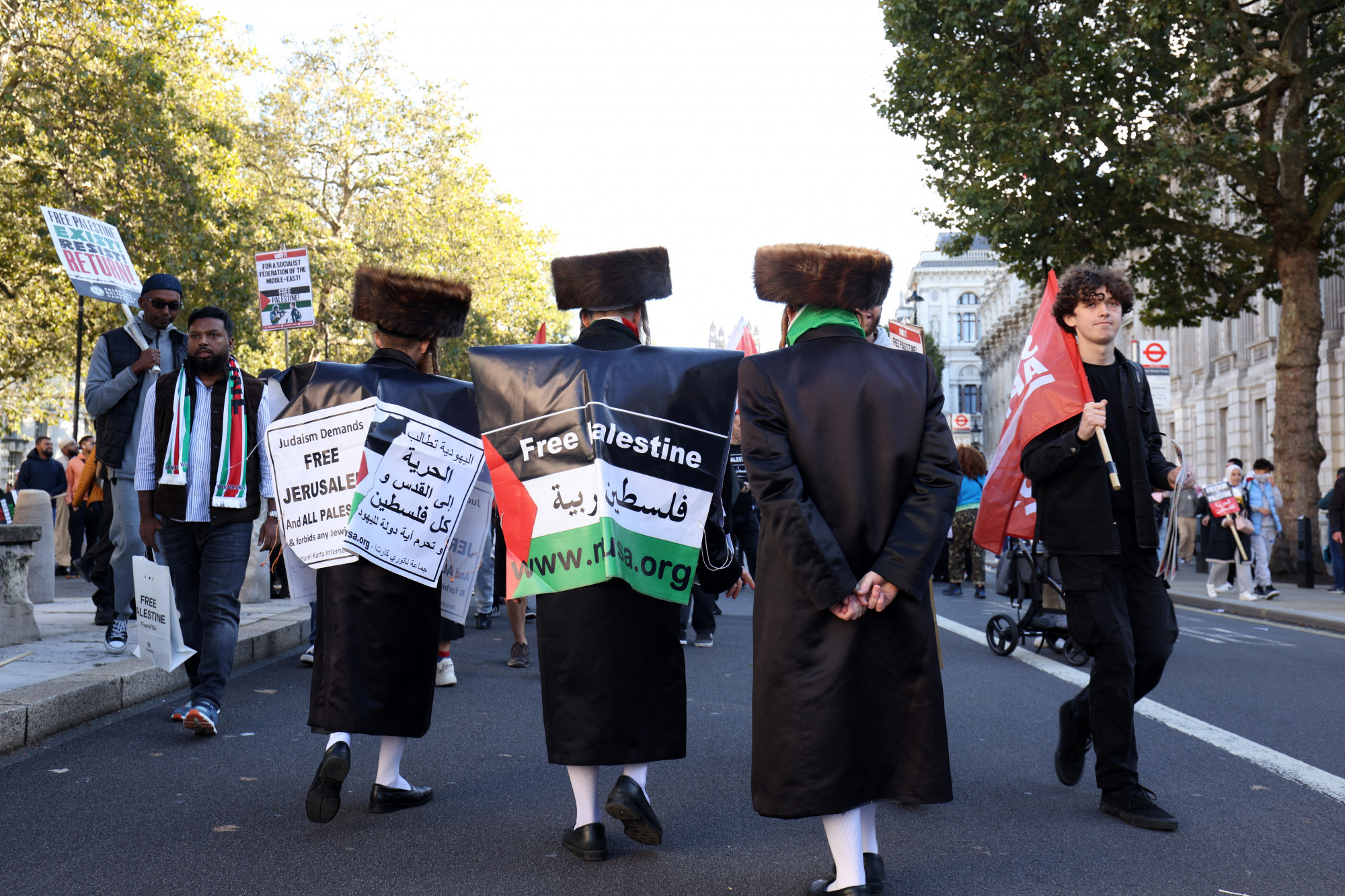 Az Ortodox Zsidók a Cionizmus Ellen mozgalom tagjai Palesztináért vonulnak Londonban.