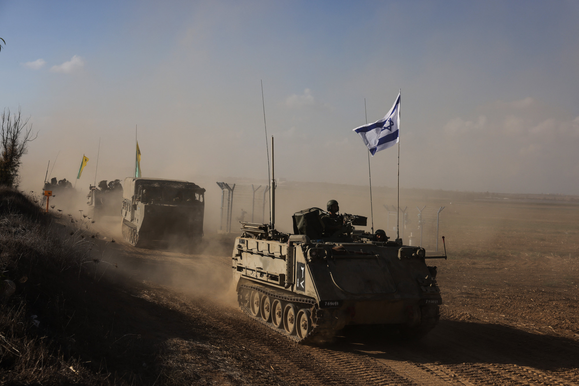Izraeli katonai konvoj halad a Gázai övezet felé.