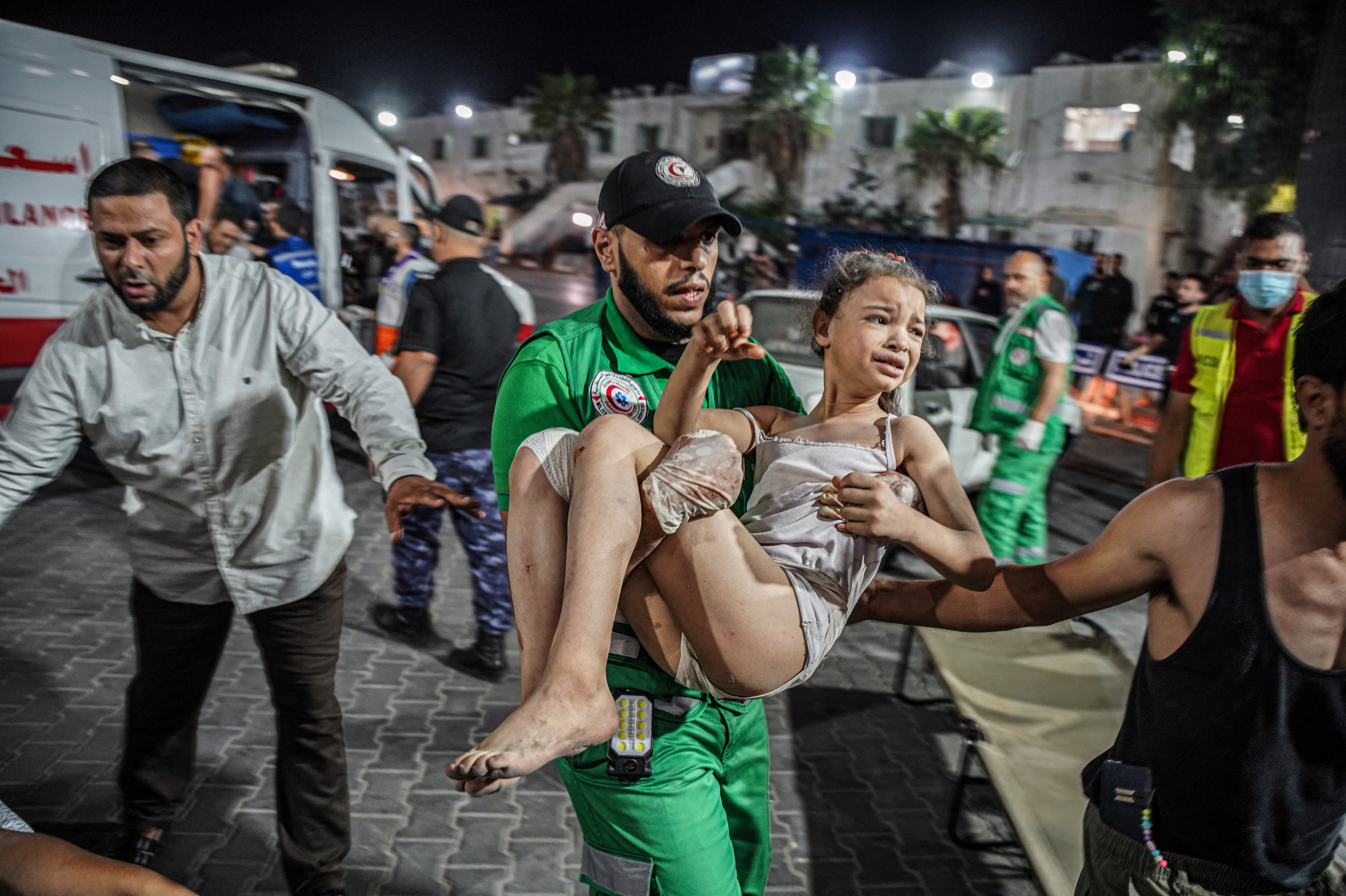 Sérült lányt visz az ölében egy palesztin mentős Gázában.